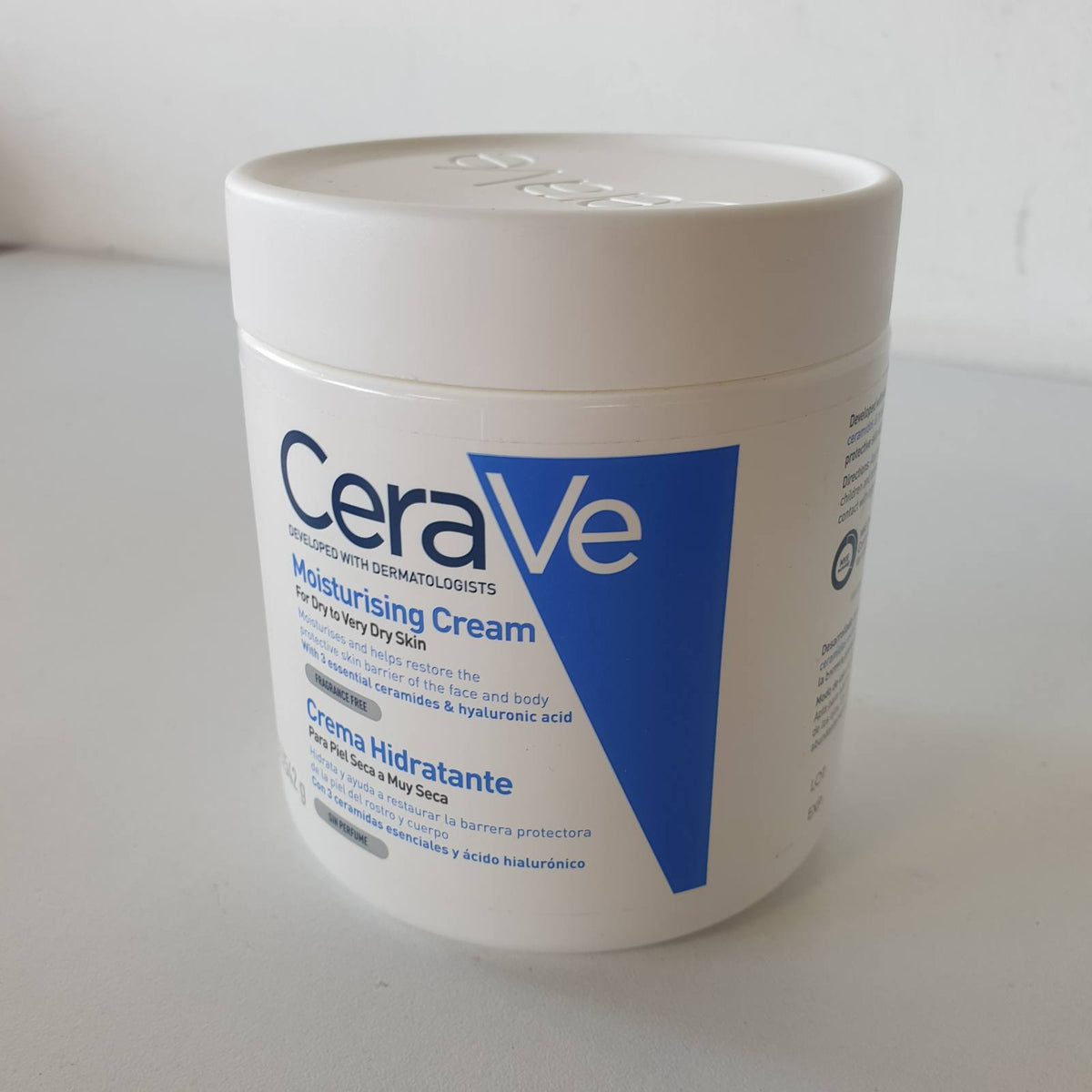296995 - CERAVE Krem hidratues për trup dhe fytyrë, 542 g, për lëkurë të thatë deri shumë të thatë, me acid hialuronik dhe 3 ceramide esenciale, i përshtatshëm për ekzema dhe alergjitë