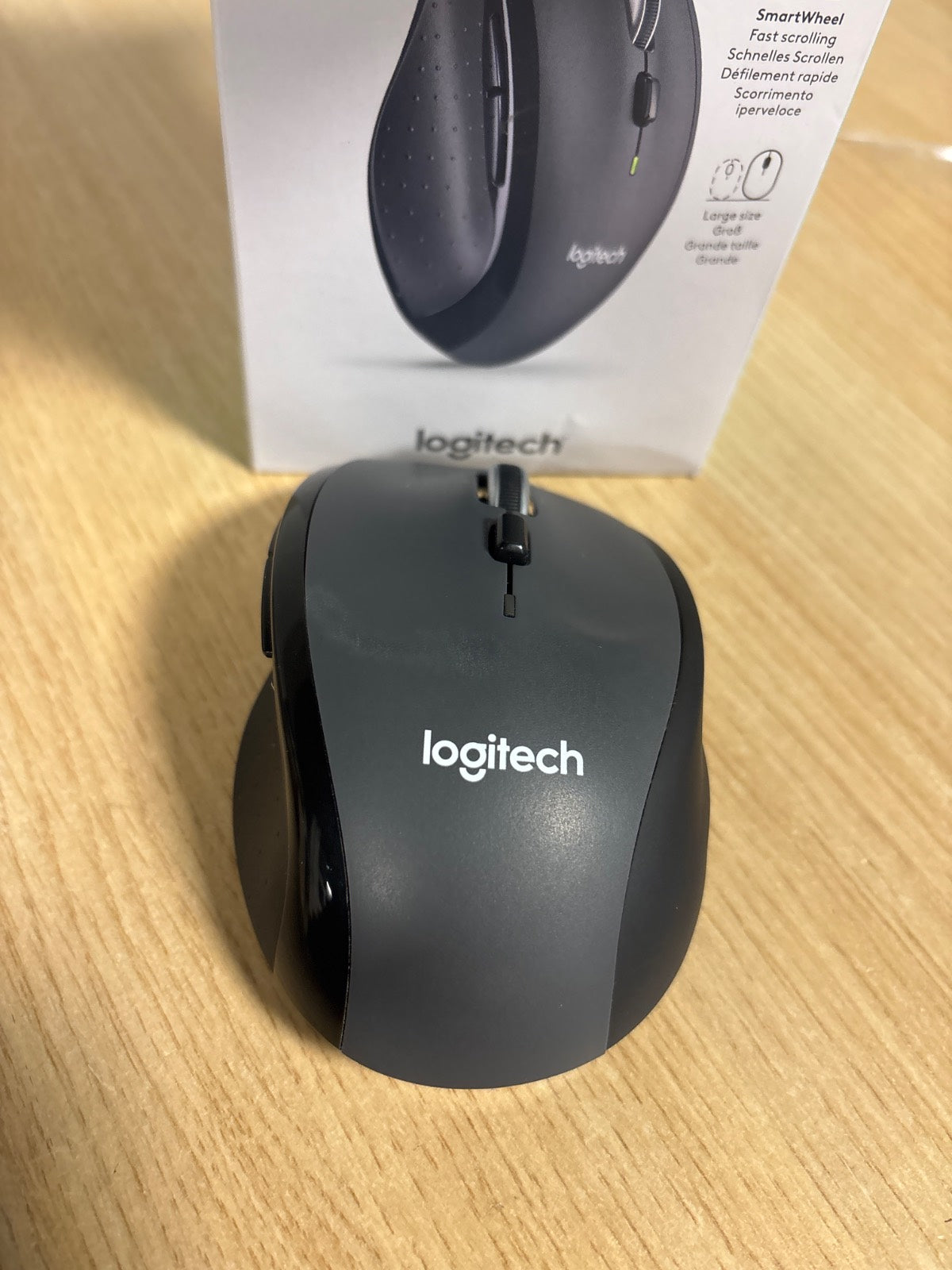 216889 - Maus ergonomik Logitech M705 Marathon, me lidhje wireless, sensor lazer, ngjyrë e zezë dhe argjendtë, 7 butona, 1000 DPI.