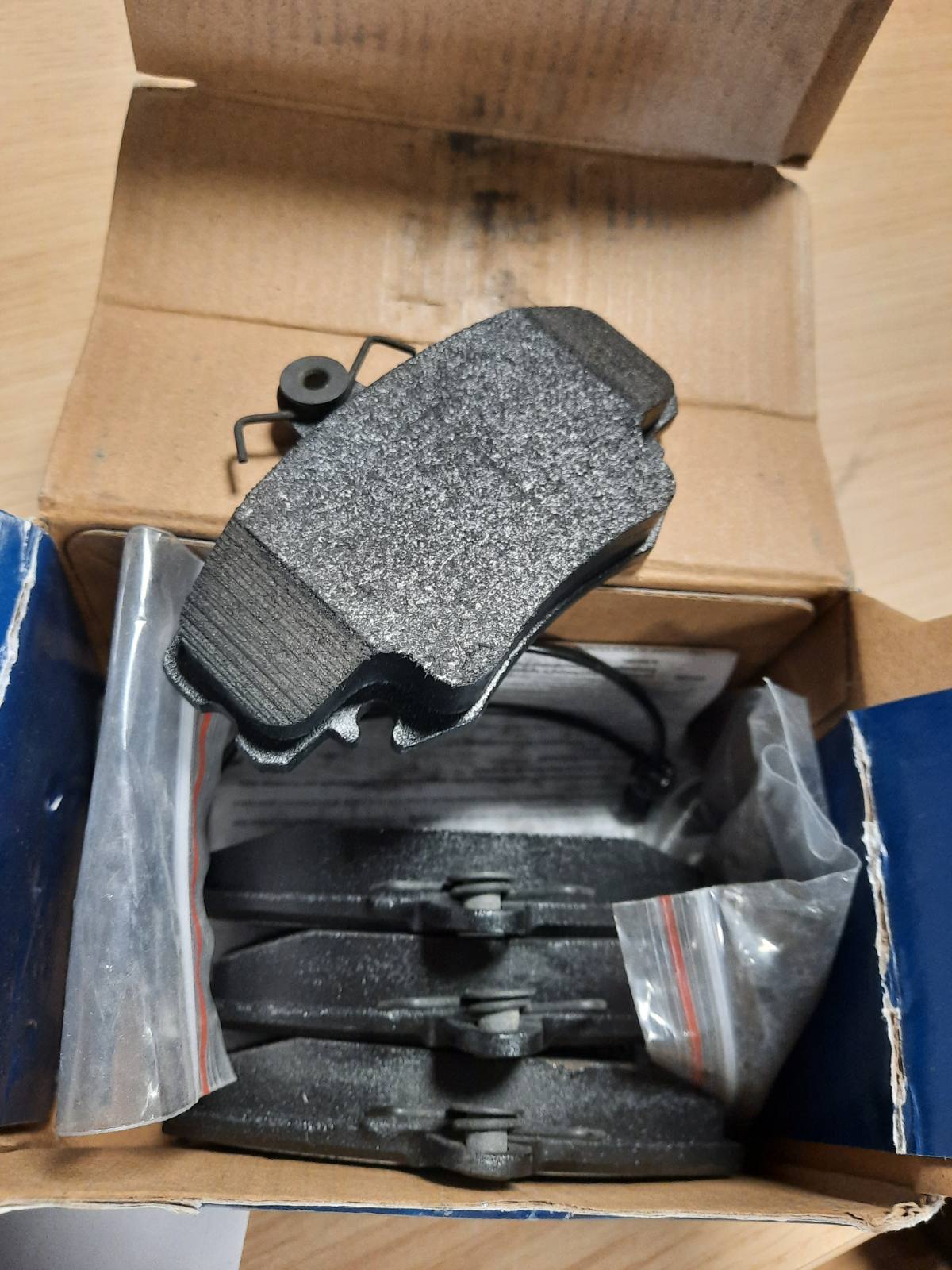 314003 - BOSCH - Disqe freni BP713 për makinën, Bosht i përparmë - I çertifikuar ECE-R90, Pa bakër - 1 pako me 4 disqe