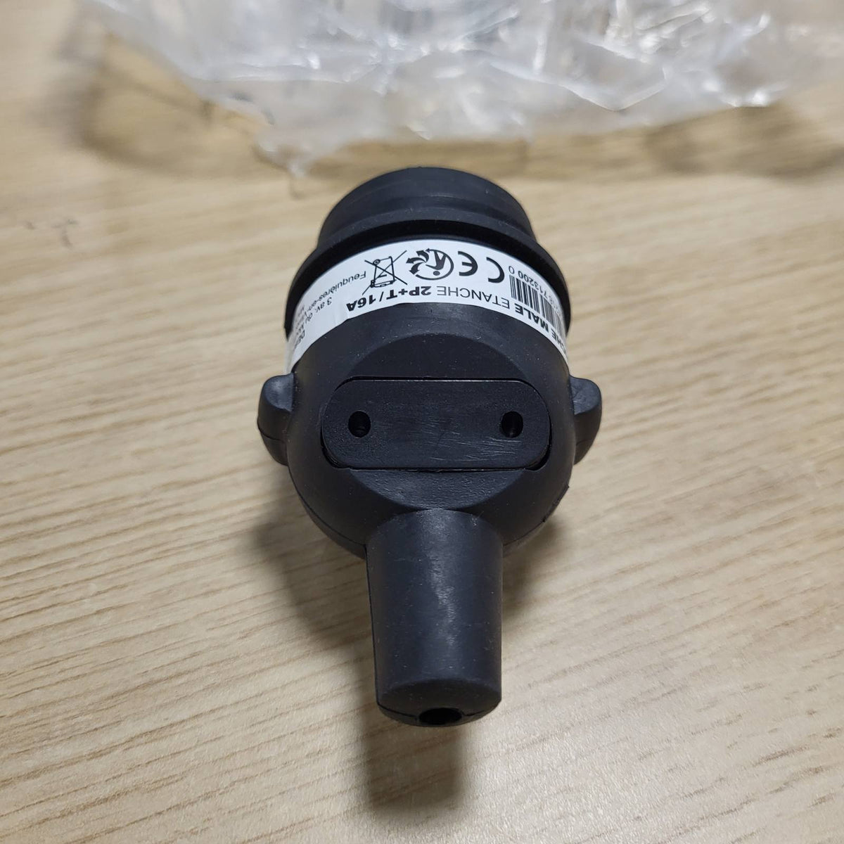 335661 - DEBFLEX Prizë Elektrike Mashkull e Papërshkueshme nga Uji 2P+E 16A - Gomë E Zezë 97 x 49 x 37 mm