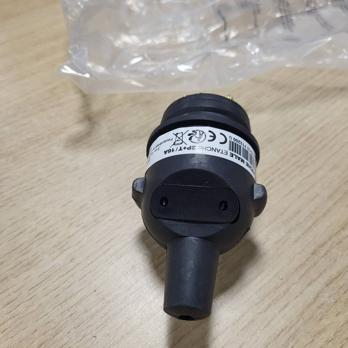 335665 - DEBFLEX Prizë Elektrike Mashkull e Papërshkueshme nga Uji 2P+E 16A - Gomë E Zezë 97 x 49 x 37 mm