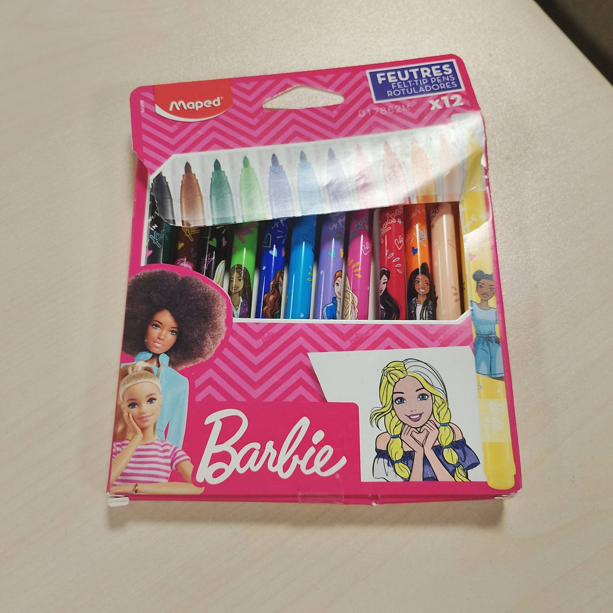 310605 - MAPED - STILOLAPSA BARBIE ME MAJË TË NDJESHMË X12 - NGJYRA TË GJALLA - Ø 2.8 MM - GJATËSIA E SHKRIMIT > 220 M