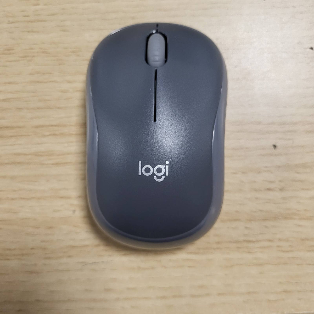 310359 - LOGITECH Maus pa tel M185, 2.4 GHz, marrës mini USB, jetëgjatësi baterie 12-mujore, rezolucion sensori 1000 DPI, ambidextrous, i pajtueshëm me PC, Mac dhe laptop, ngjyrë gri/e zezë