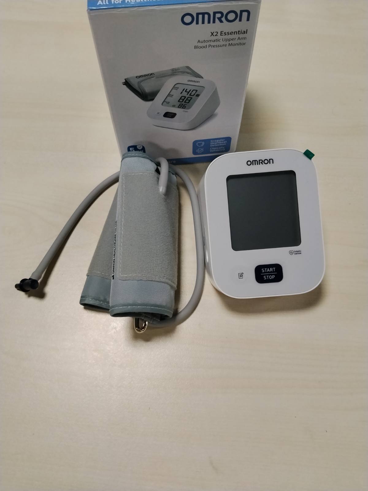 289867 - OMRON X2 Essential - Monitor dixhital i tensionit të gjakut për krahun e sipërm, 22-32 cm, i validuar klinikisht, zbulim i rrahjeve të parregullta të zemrës dhe hipertensionit, me kontroll të përshtatjes së manshetës