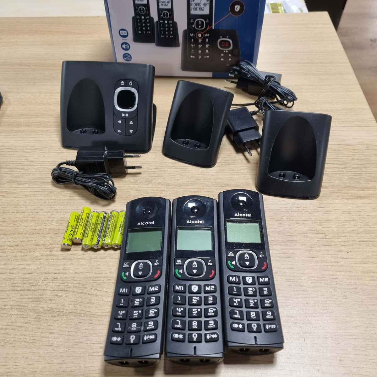 309609 - ALCATEL F530 Voice Trio - Telefon pa tel DECT me sekretarinë telefonike, ekran i madh me ndriçim nga prapa, altoparlant, funksion bllokimi thirrjesh, 2 taste thirrjeje të shpejta, 3 aparate, i zi