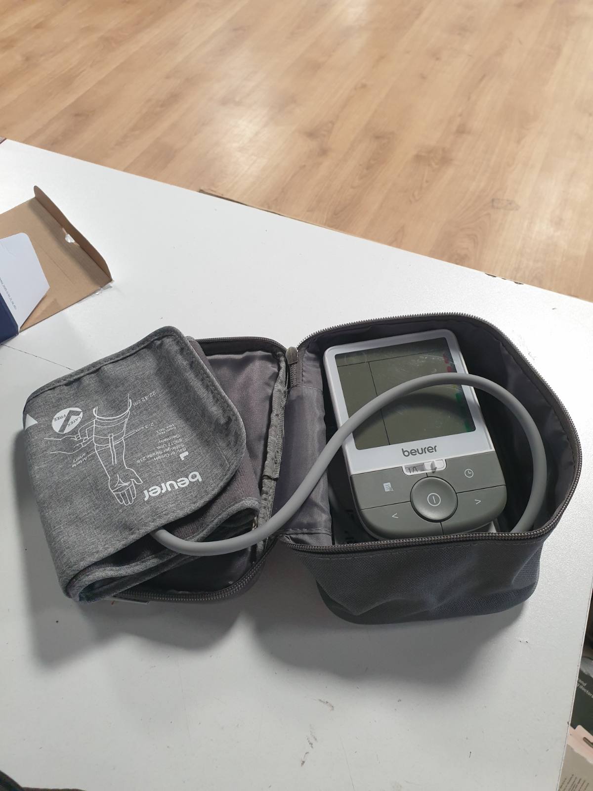 296703 - BEURER Monitor tensioni i gjakut BM 53, për krahun e sipërm, i validuar klinikisht, zbulim i AF, transferim të dhënash në Apple Health, gri-i bardhë