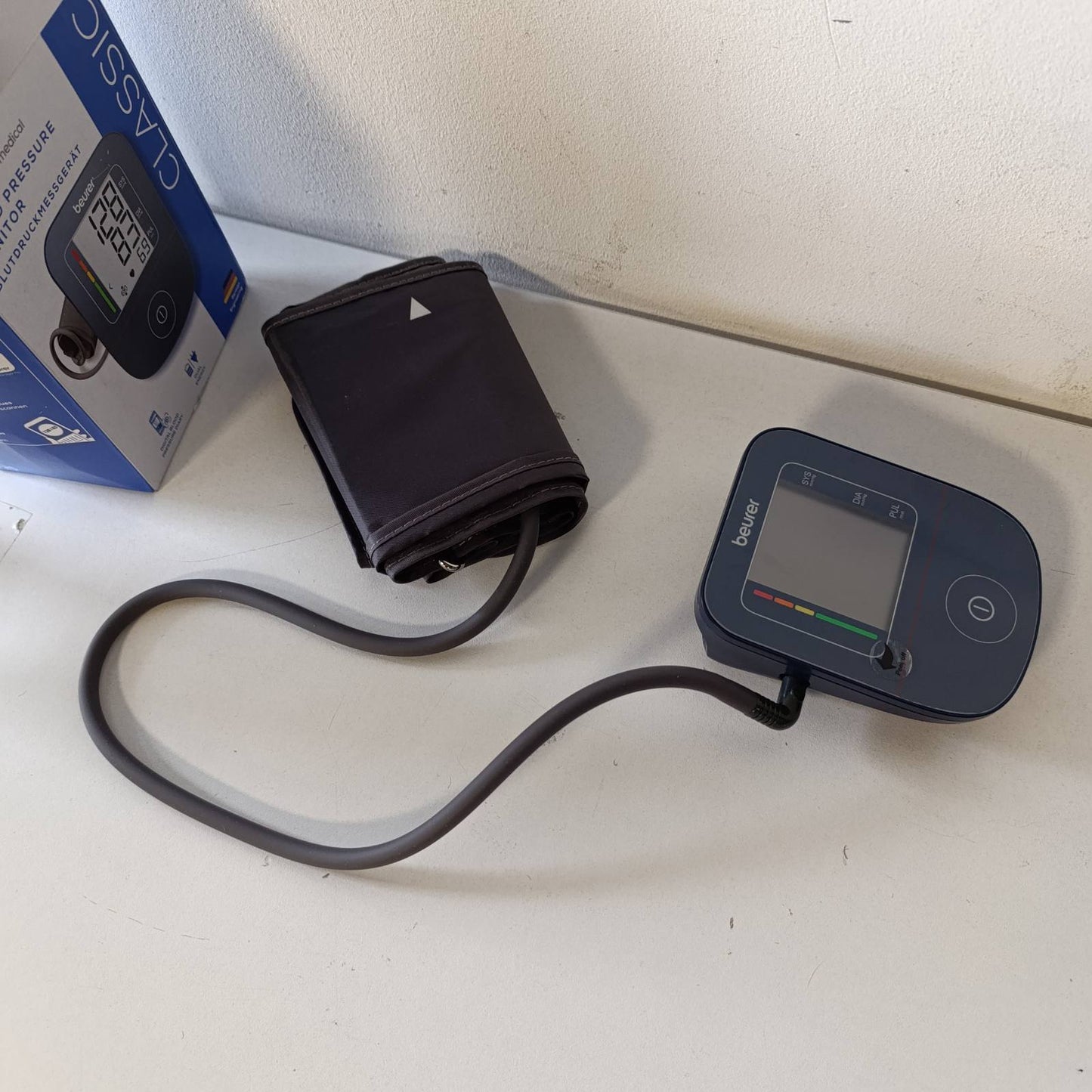 275348 - BEURER Monitor tensioni i gjakut BM 25 për krahun e sipërm, funksionim me një buton, matje e saktë, zbulim aritmie, port USB-C, manshetë, transferim të dhënash në Apple Health, ngjyra blu.