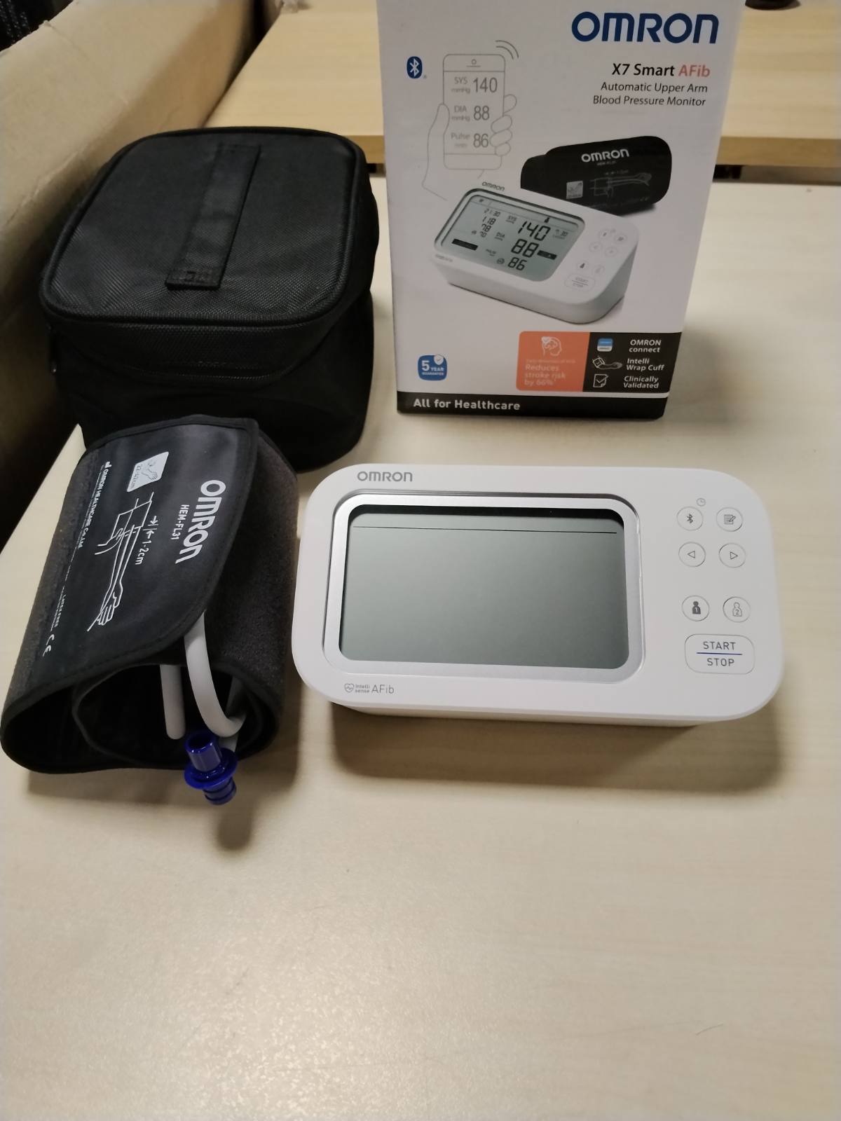 296574 - OMRON X7 Smart AFib Monitorues i tensionit të gjakut për krahun e sipërm, 2 përdorues, 22-42 cm