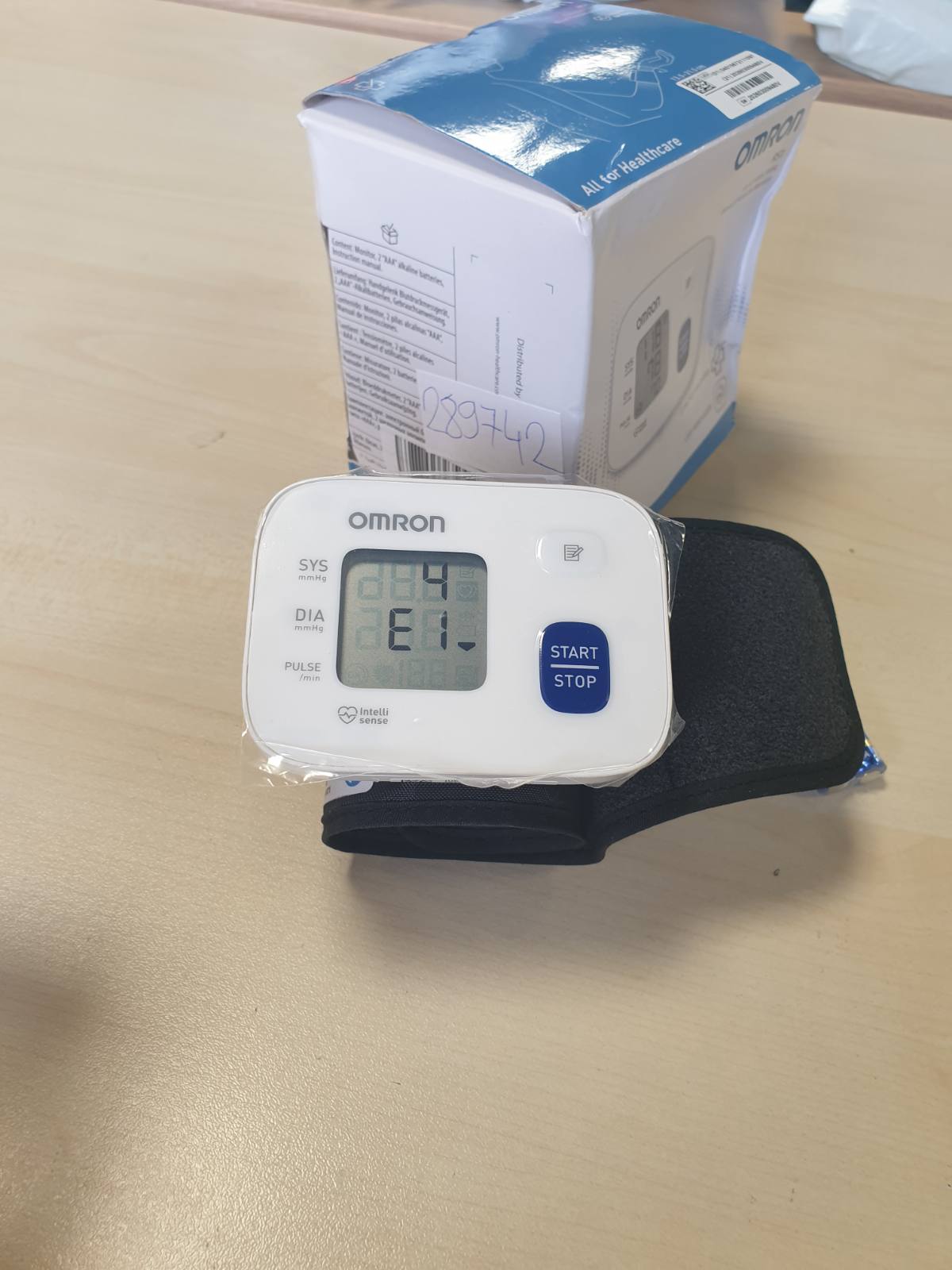289742 - OMRON Monitor dixhital i tensionit të gjakut për kyçin e dorës, i validuar klinikisht.