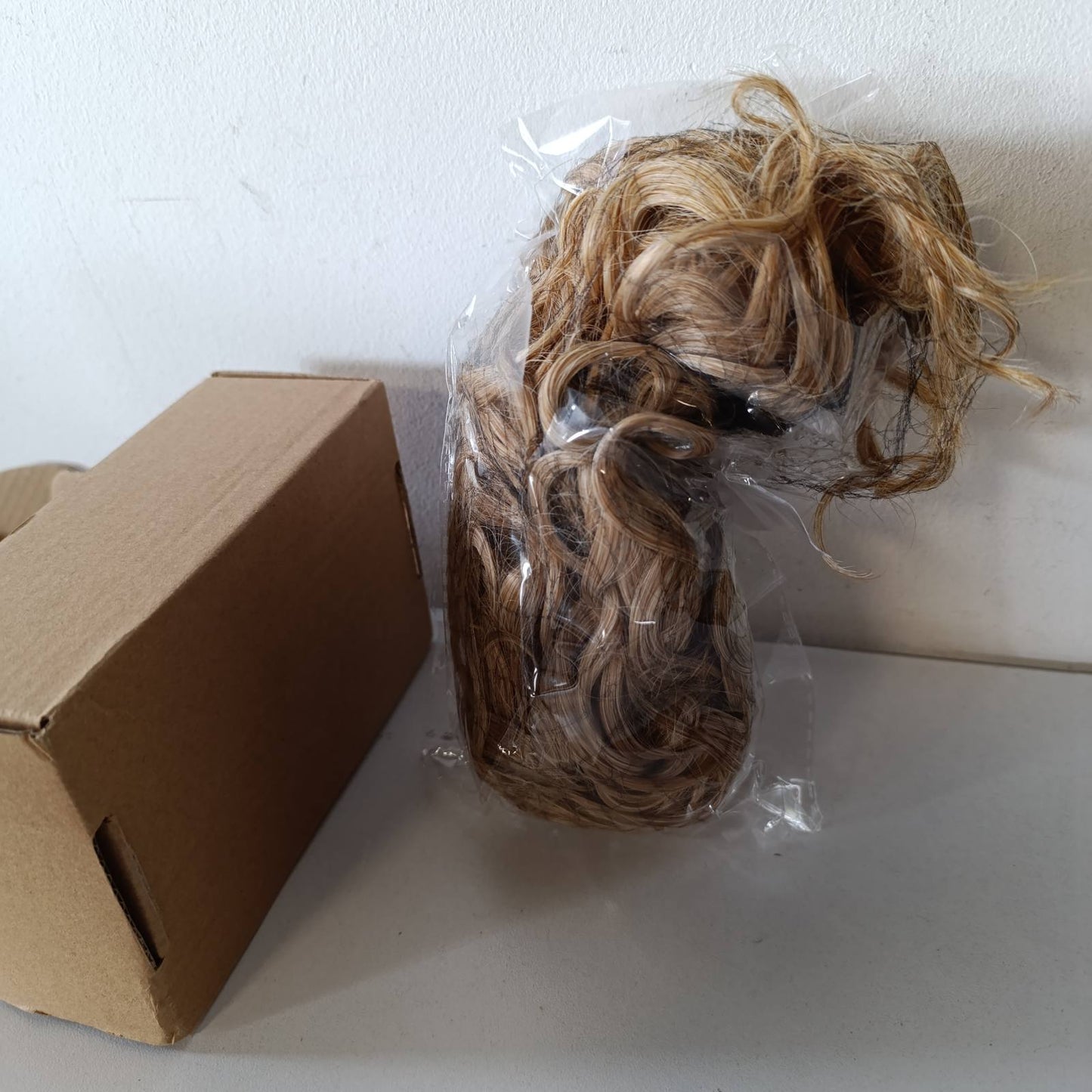 275543 - FLUFYMOOZ Zgjatje bisht kali me kthetra të shkurtra 31 cm, Bisht kali kaçurrele i valëzuar me kapëse për mjekër, Paruke sintetike për femra, Bjonde e artë me theksime