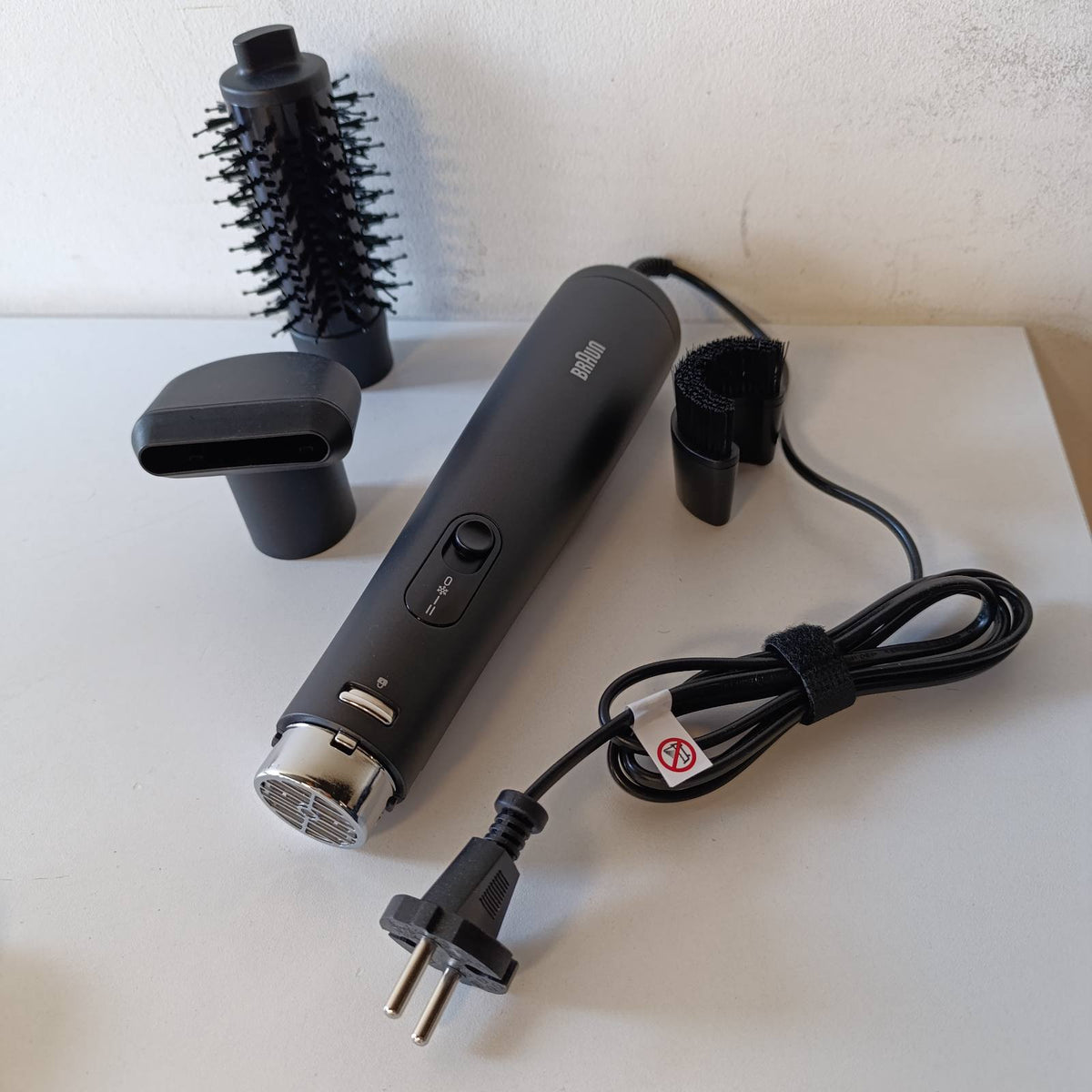289683 - BRAUN Furçë me ajër të nxehtë AS4.2, Stilizues me motor HTDC 1000W, 3 nivele stilimi, teknologji IONTEC, sipërfaqe sateni e zezë, BRAS420E