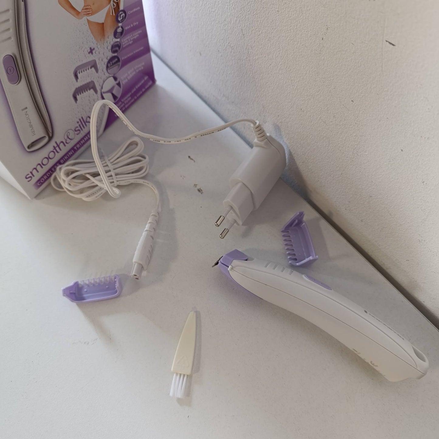 275275 - REMINGTON Makinë prerëse për bikini për femra BKT4000, e rikarikueshme, e hollë dhe e lehtë, krehër 2 dhe 4 mm, e papërshkueshme nga uji