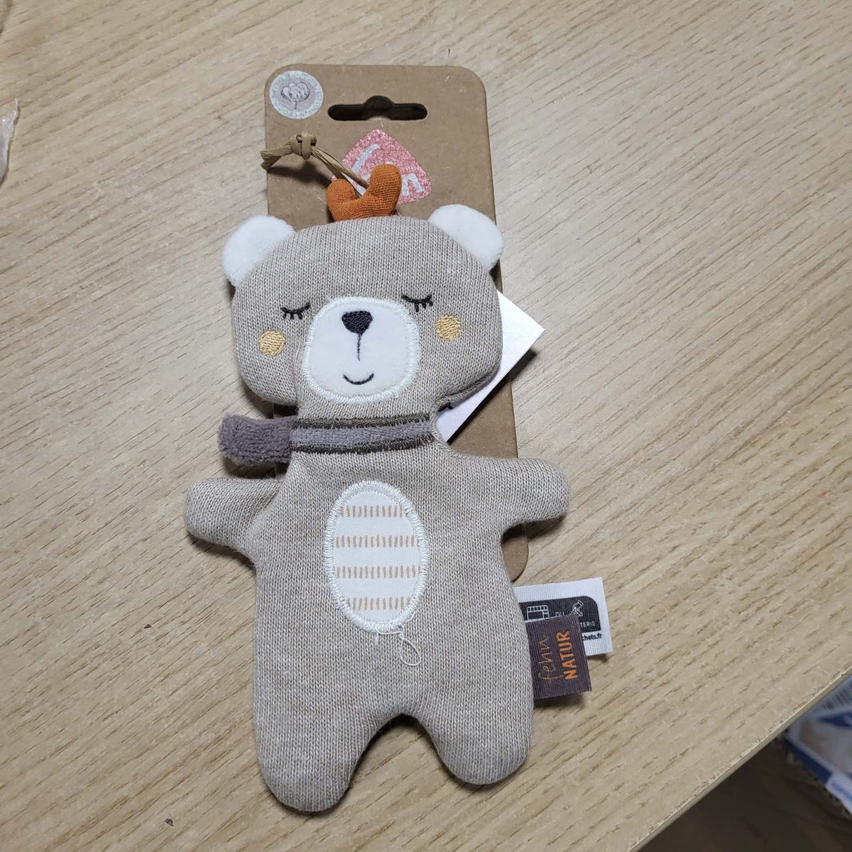 308190 - Fehn Crinkle Teddy, Lodër aktiviteti me zile për kapje dhe dëgjim