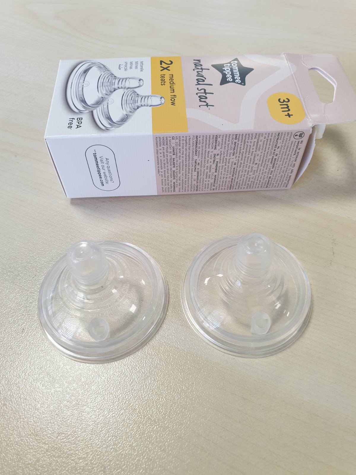 321770 - TOMMEE TIPPEE - Thitha shishesh natyrale me rrjedhje mesatare, 3+ muaj, pako me 2, si të gjirit, valvul antikolik, silikon i butë