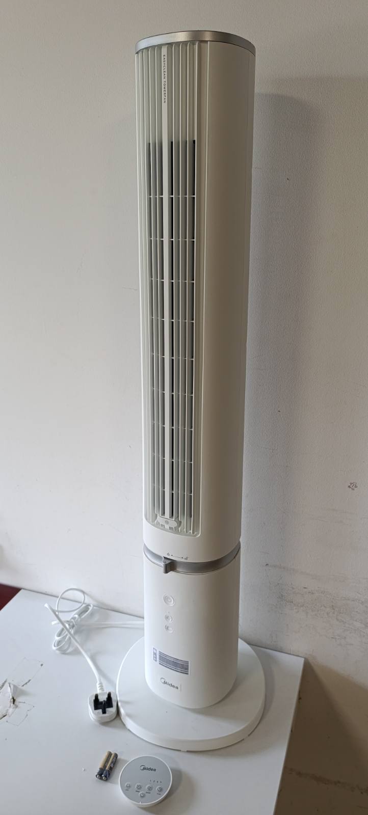 322212 - MIDEA Ventilator Kullë MTF25FRWUK 40'' për Dhomë Gjumi, Ftohje e Fuqishme 9m/s, Me Telekomandë Gjithëpërfshirëse, Oksidues 90° me Dizajn Inovativ të Lëvizshëm dhe të Larëshëm, 4 Shpejtësi, Ventilator i Qetë 28dB për Shtëpi, i Bardhë
