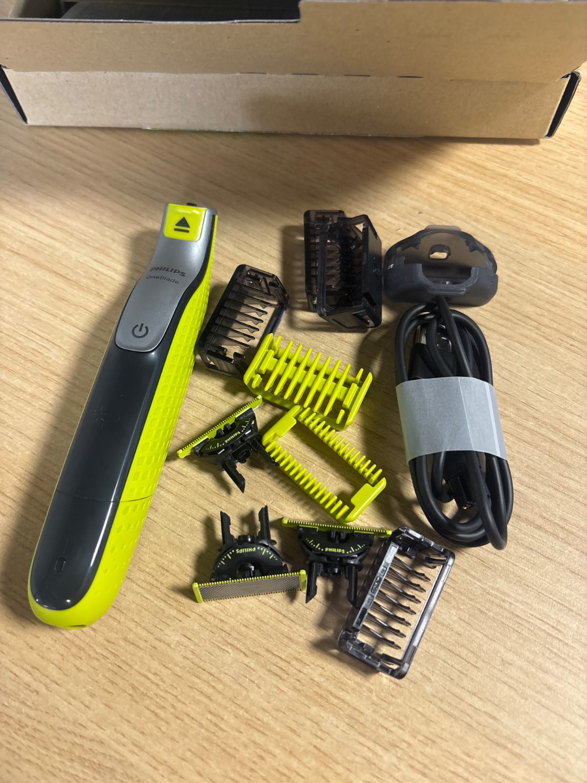 302792 - PHILIPS OneBlade QP2834/31, Makinë elektrike për prerjen e mjekrës, 360 gradë, 3 tehe, 4 krehëra (1, 2, 3, 5 mm)