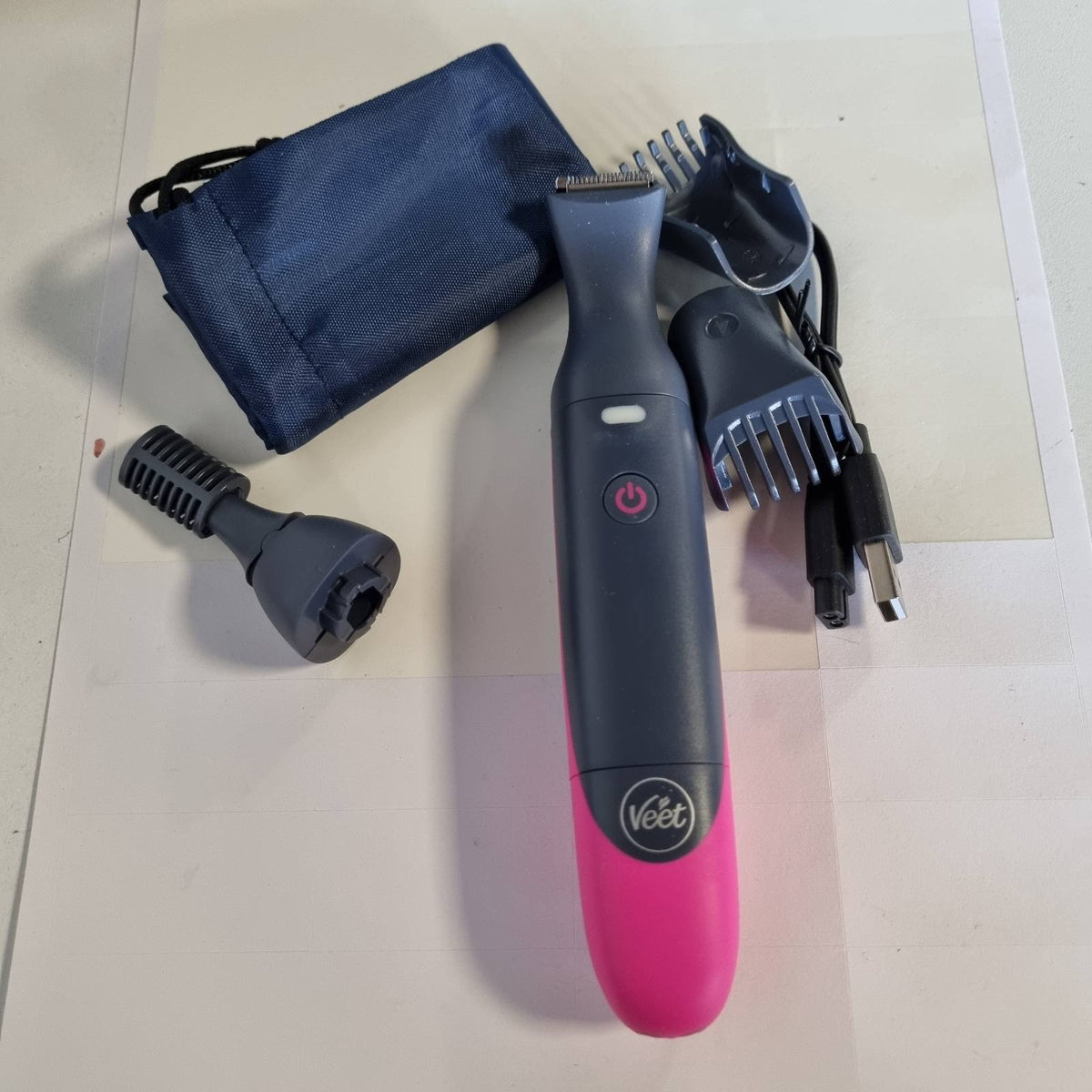 301978 - VEET Makinë rrojeje Expert All-in-One për femra, elektrike, karikues USB, 100% i papërshkueshëm nga uji (IP67)