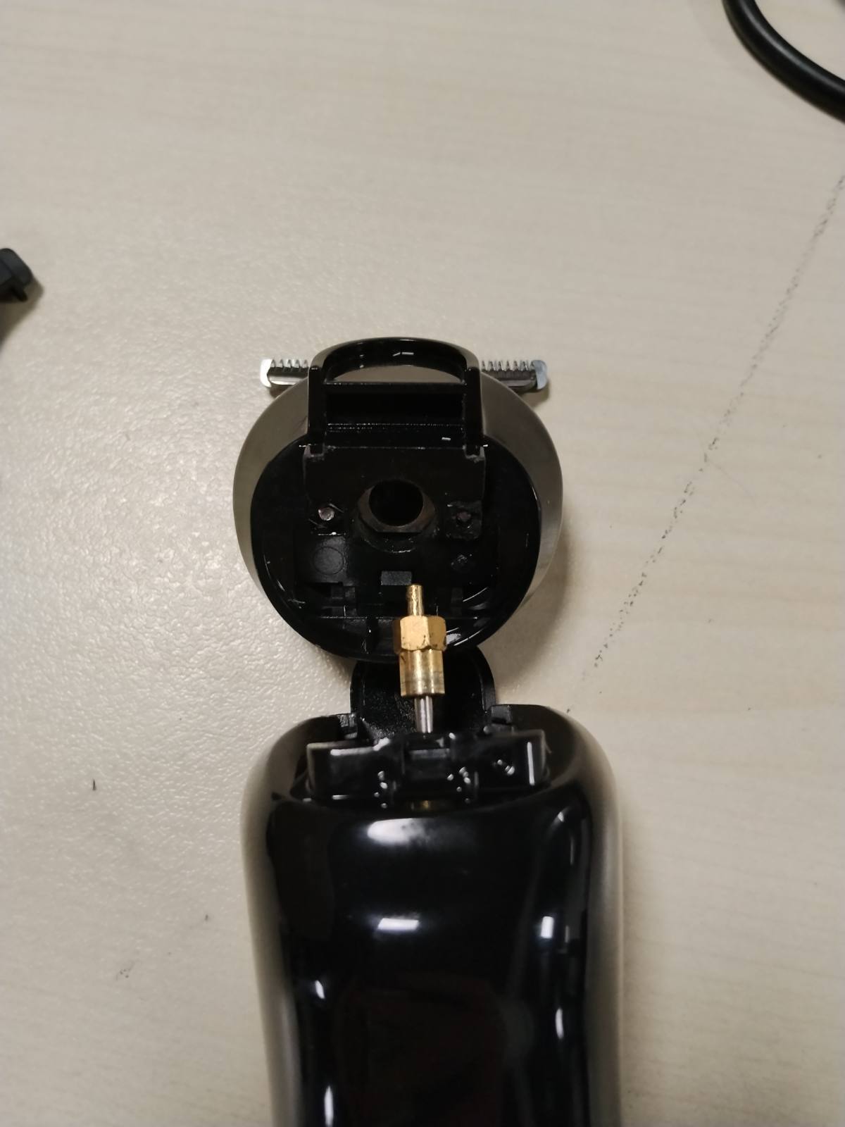 296898 - PORTENTUM Prerëse mjekre për meshkuj - Set 21 pjesë, LED, rrojtore elektrike, 6 koka, 7 krehëra, USB-C, jetëgjatësi baterie 120 minuta, mbështetje organizuese.