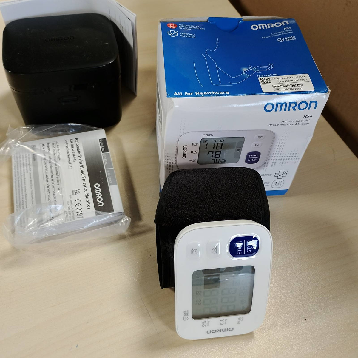 302913 - OMRON Monitor automatik i tensionit të gjakut për kyçin e dorës RS4, i validuar klinikisht, me memorie, sensor pozicionimi për matje të saktë, kontroll i përshtatshmërisë së manshetës