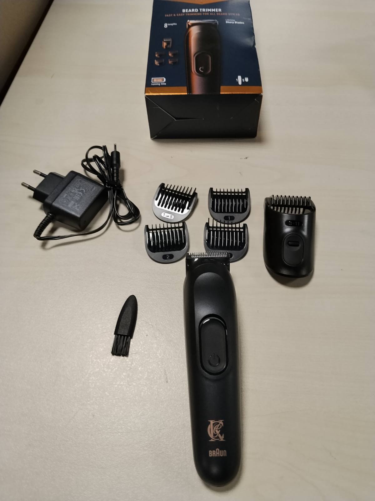 296904 - KING C. GILLETTE KIT PRERËS MJEKRE PËR BURRAT, 1 kokë, 3 krehëra prerës, 1 furçë, 1 karikues, brisk elektrik për mjekër.