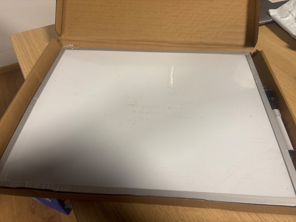216884 - Tabela e bardhë magnetike Amazon Basics, për shkrim dhe fshirje të thatë, me kornizë alumini, për vendosje në mur me ngjitës, për shtëpi, zyrë dhe shkollë, 28 x 36 cm.