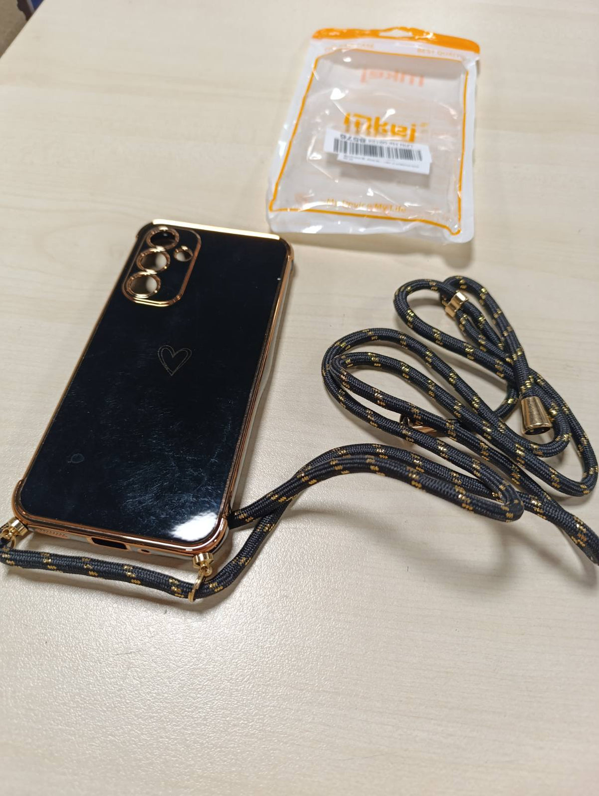 309289 - MKEJ - Mbrojtëse Telefoni për Samsung Galaxy A16 5G, Silikoni me Rrip, Dizajn Zemër dhe Dashuri, Electroplated, Kordon në Ngjyrë të Zezë dhe të Artë