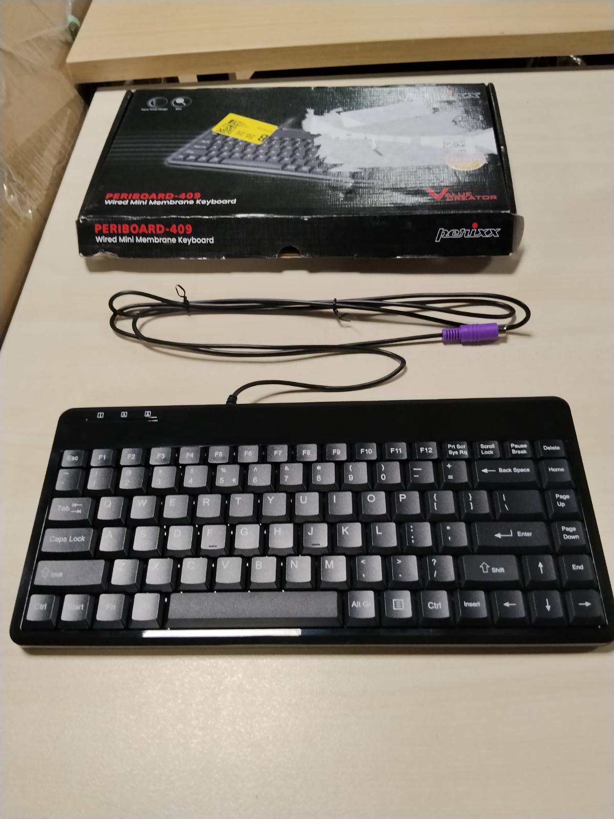 305441 - PERIXX Tastierë Mini për PS2, me Tel, e Zezë, Paraqitje Amerikane
