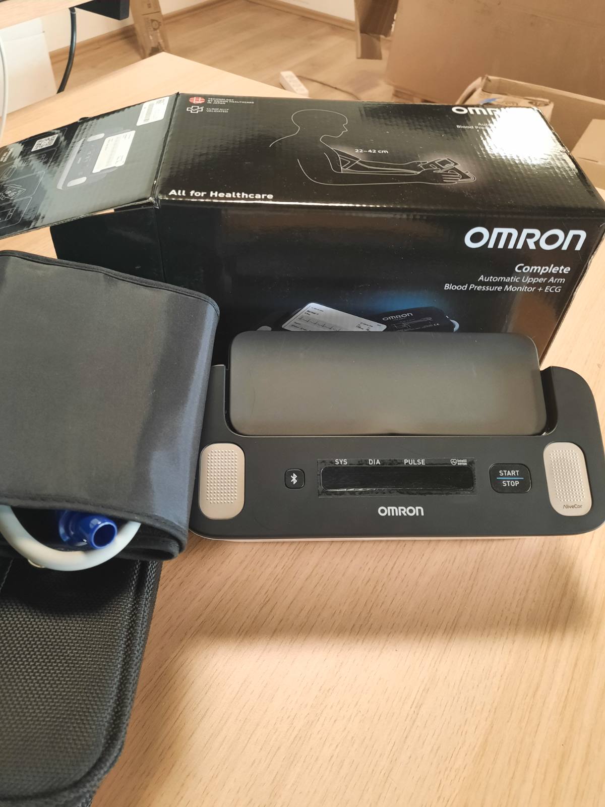 305684 - OMRON Monitor i plotë i tensionit të gjakut për krahun e sipërm me funksion EKG, 22-42 cm