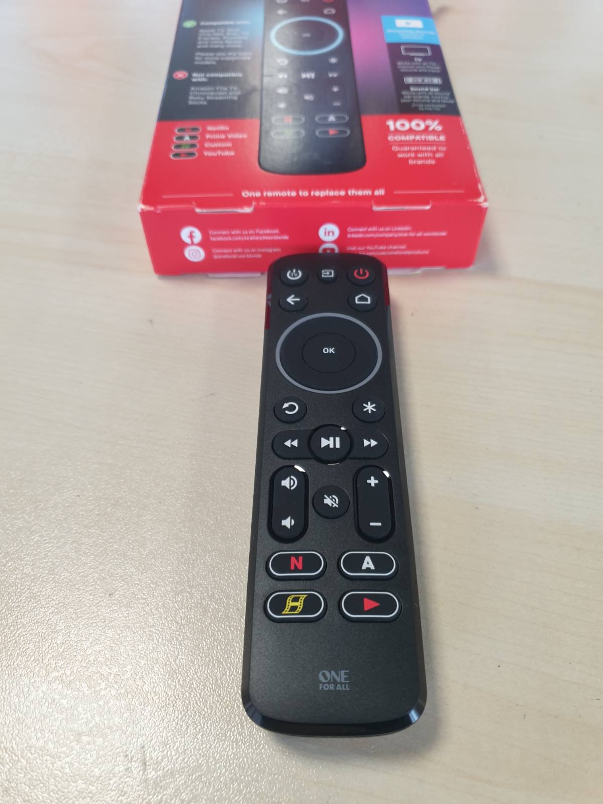 308937 - ONE FOR ALL Telekomandë Transmetimi për Media Boxes - Kontrollon deri në 3 Pajisje - Media Boxes (Roku, Apple TV, etj.), TV dhe Soundbar - E zezë - URC7935