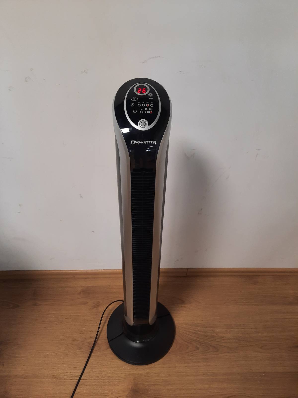 320799 - ROWENTA VU6670 EOLE INFINITE, ventilator kullë, 3 shpejtësi, kohëmatës deri në 8 orë, telekomandë, fikje automatike, ngjyrë pianoje e zezë