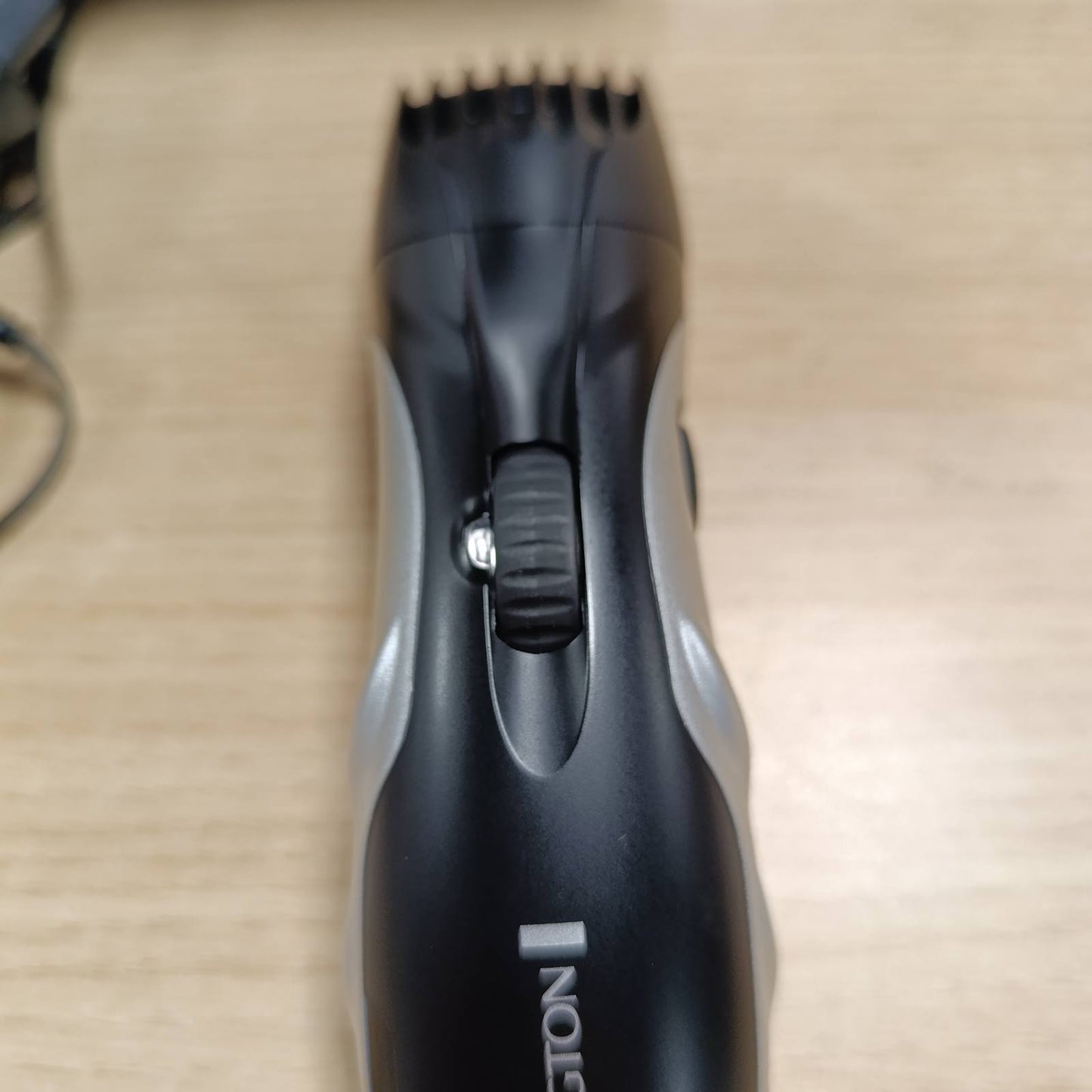 321293 - REMINGTON MB320C Prerëse për mjekër për meshkuj, teha qeramike vetëmprehëse, 0.4-18 mm, 9 cilësime gjatësie, funksionim me rrjet elektrik/bateri, tregues karikimi LED