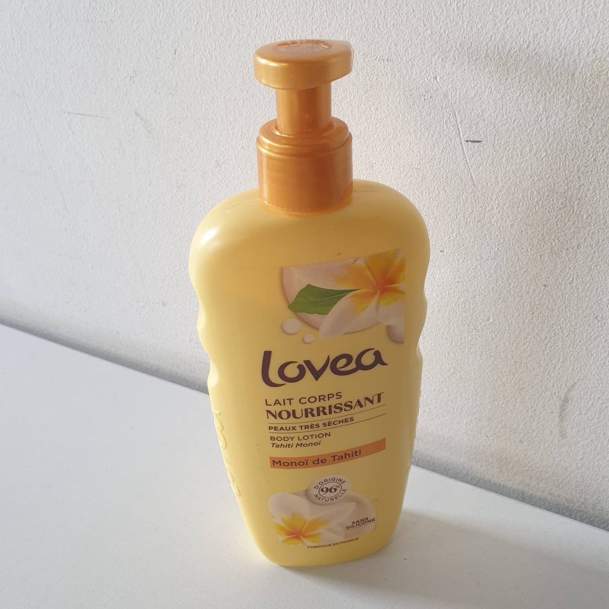 302620 - LOVEA Losion Trupi Monoi Tahitian, Ushqen dhe Zbut, për lëkurë shumë të thatë, 96% origjinë natyrale, pa silikon, vegan, prodhuar në Francë, 250 ml.
