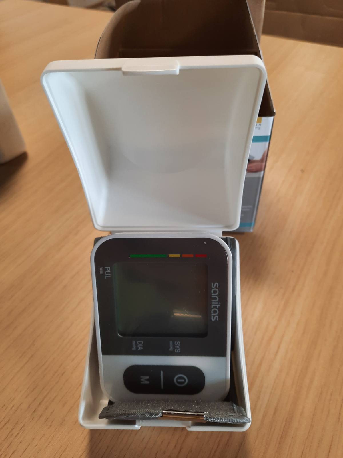 302122 - SANITAS Monitor i tensionit të gjakut SBC 15 për kyçin e dorës, matje automatike e tensionit dhe pulsit, funksion paralajmërues për aritmi