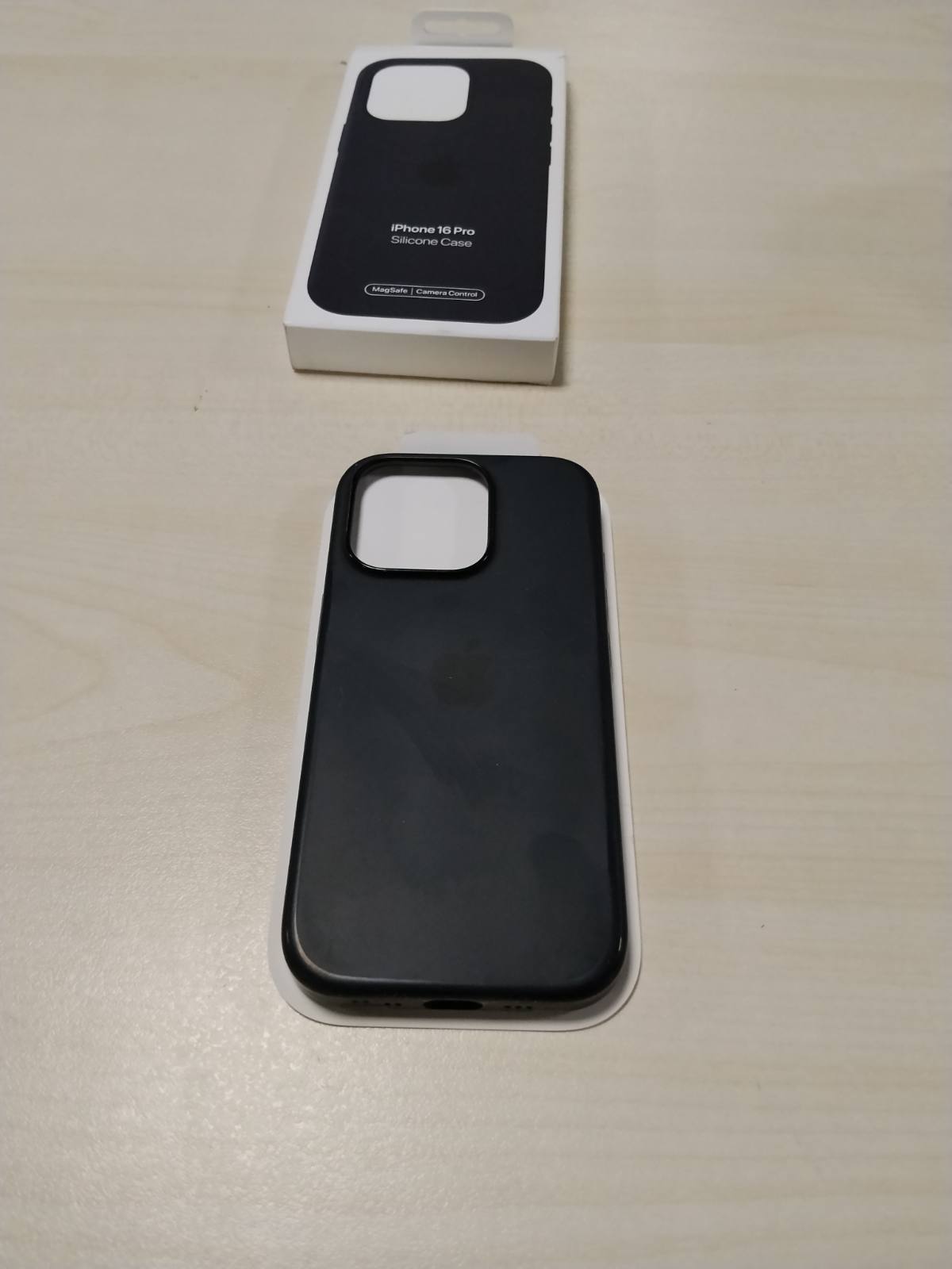 309821 - Apple - Mbështjellëse silikoni për iPhone 16 Pro me MagSafe – e zezë