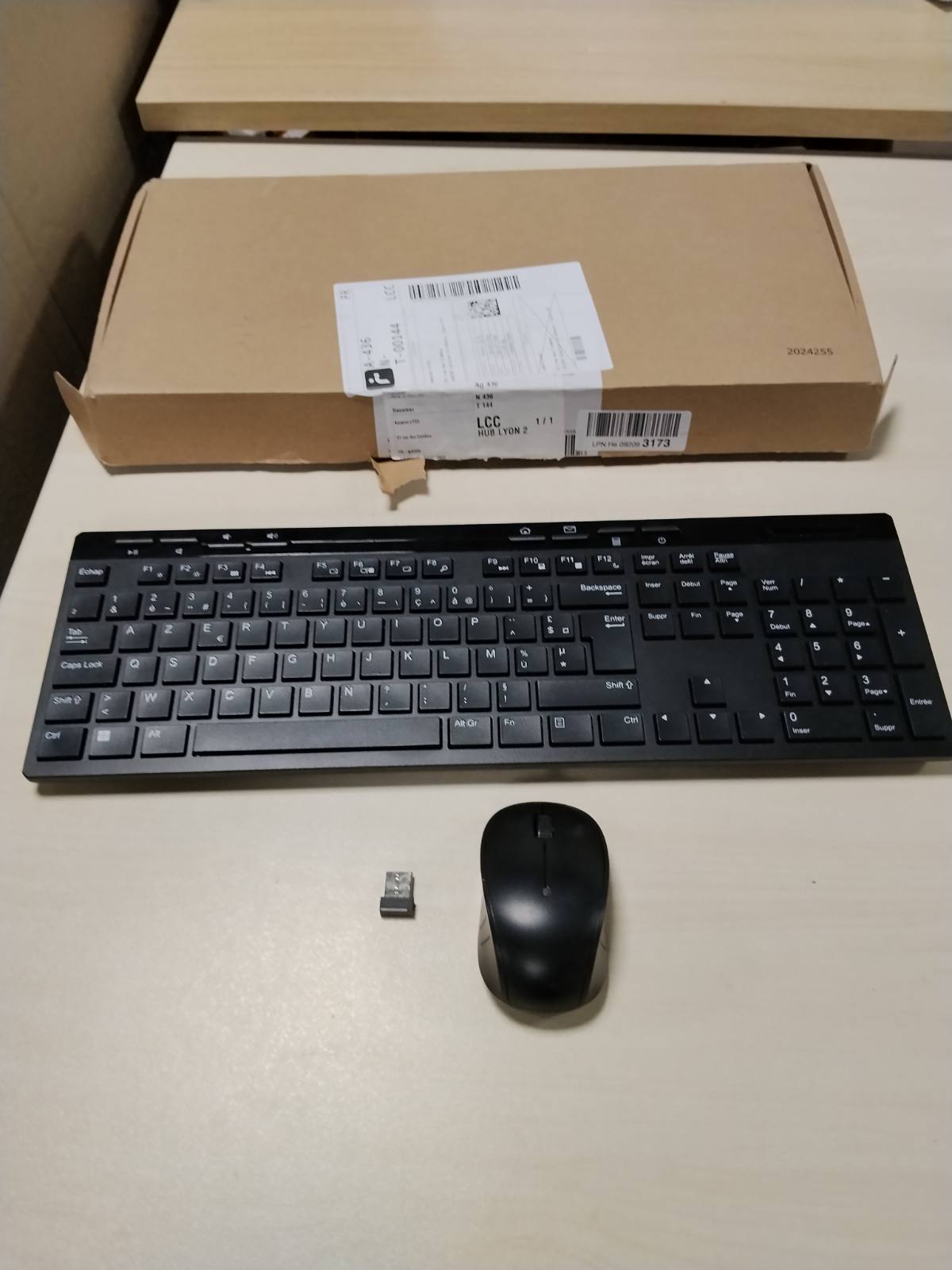 310097 - AMAZON BASICS Kombinim tastiere dhe mausi pa tel me madhësi të plotë, marrës USB 2.4 GHz, FR Layout, Ngjyrë Noir