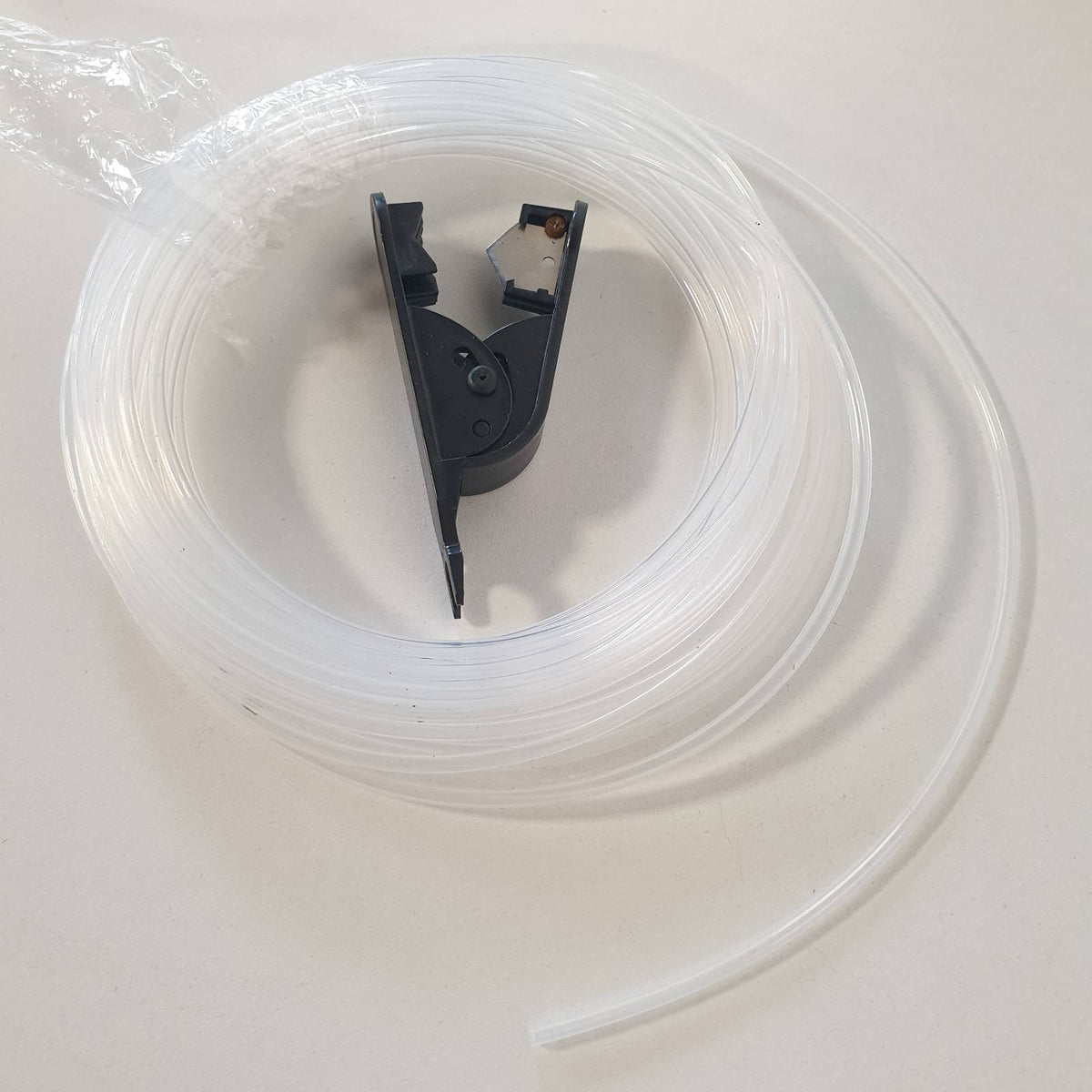310577 - KOVSGQ Tub PTFE për Filament 1.75 mm për Printerë 3D, Tub PTFE i veshur me Teflon, 10 m, Diametër Intensiteti 2.5 mm x Diametri i Jashtëm 4 mm, me Prerës, për Bambu Lab A1/A1 Mini/P1P/P1S/X1C, për Creality K1/K1 Max/Ender 3 V3 (Transparent)