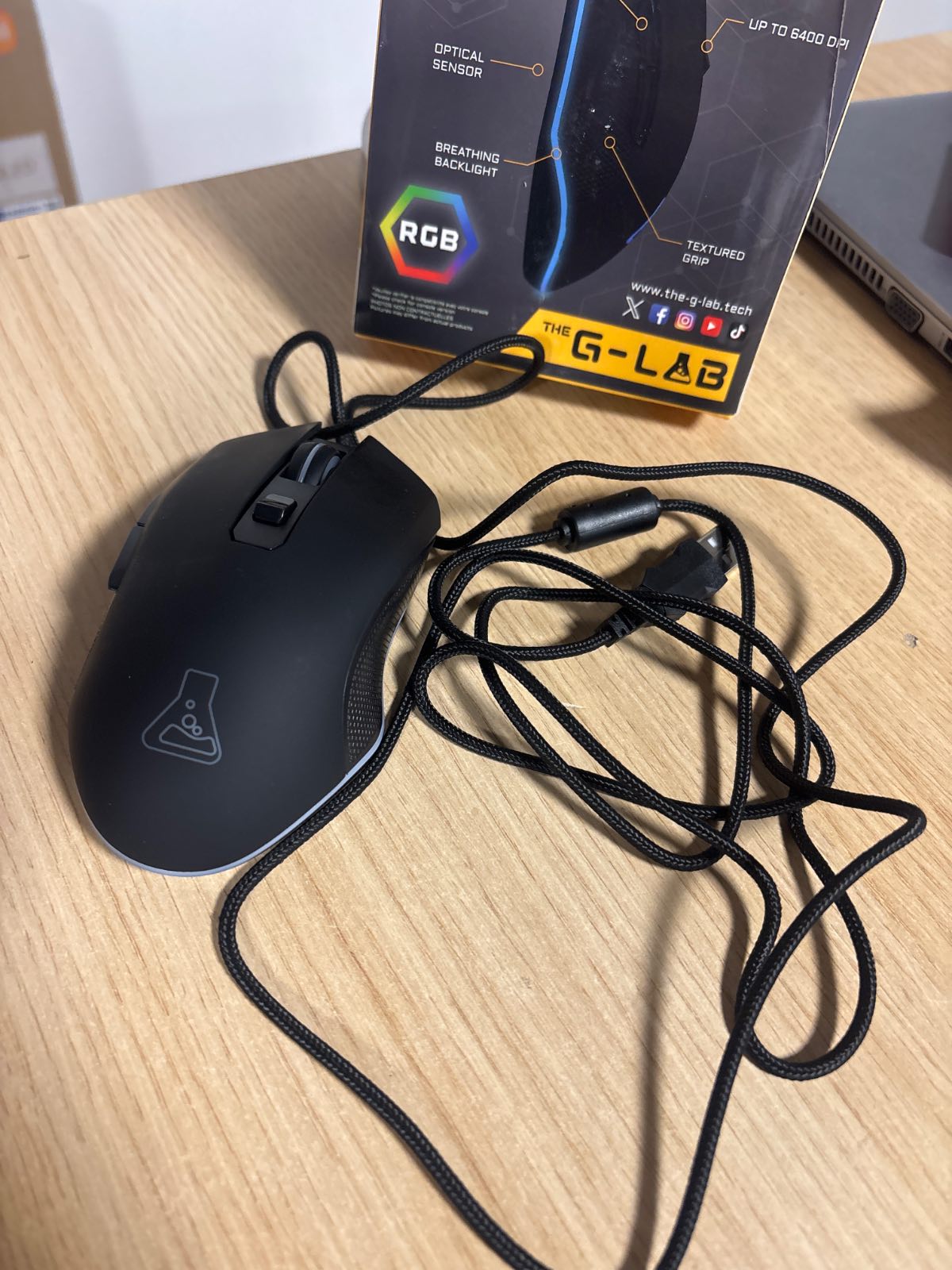 310433 - G-LAB Maus Lojërash USB me Tel Kult Helium, Sensor Optik 800 deri në 6400 DPI, Ndriçim LED 7 Ngjyra, 6 Butona