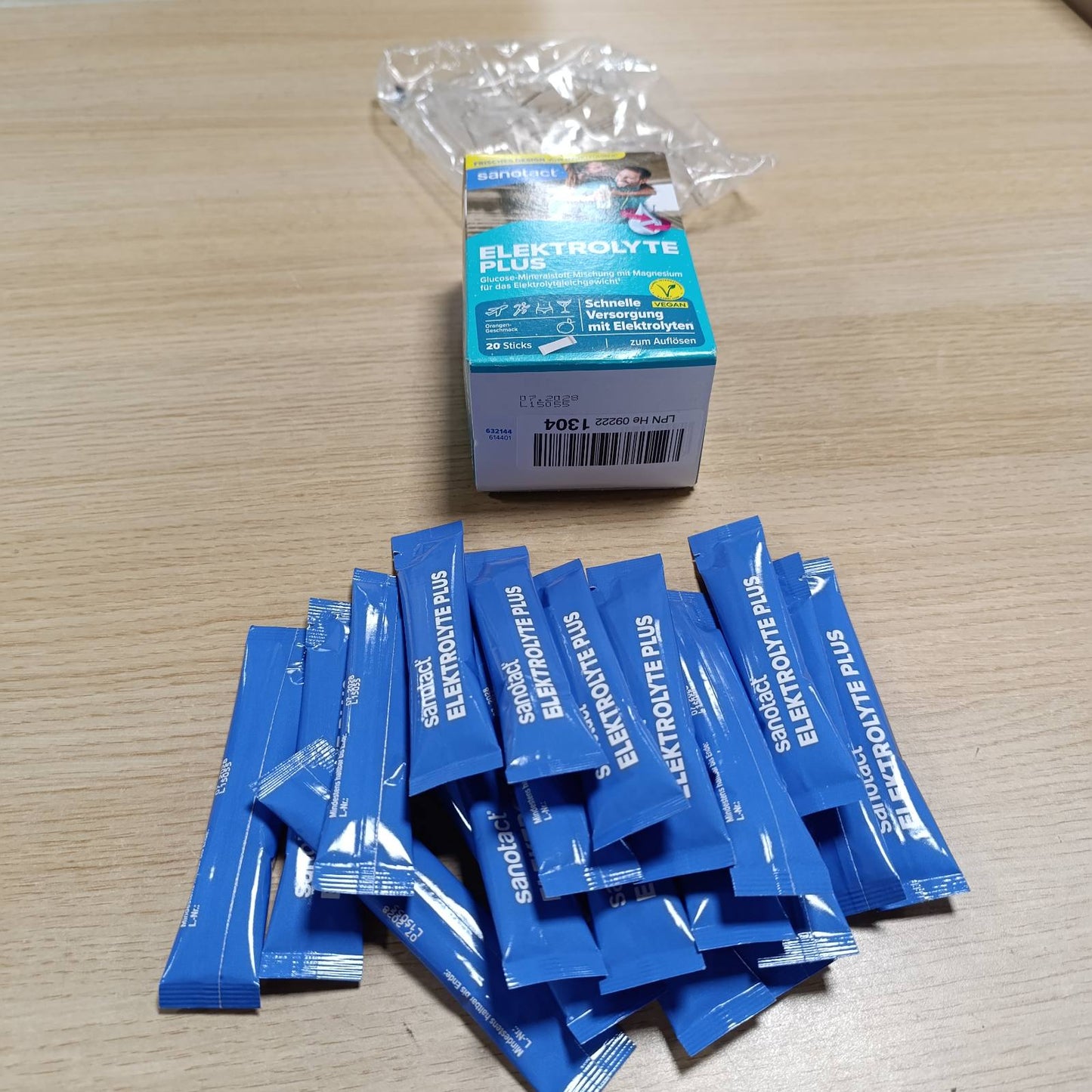 322130 - SANOTACT - Electrolytes Plus (20 bustina), pluhur elektroliti për ekuilibrin e lëngjeve, 100% vegan, shije portokalli