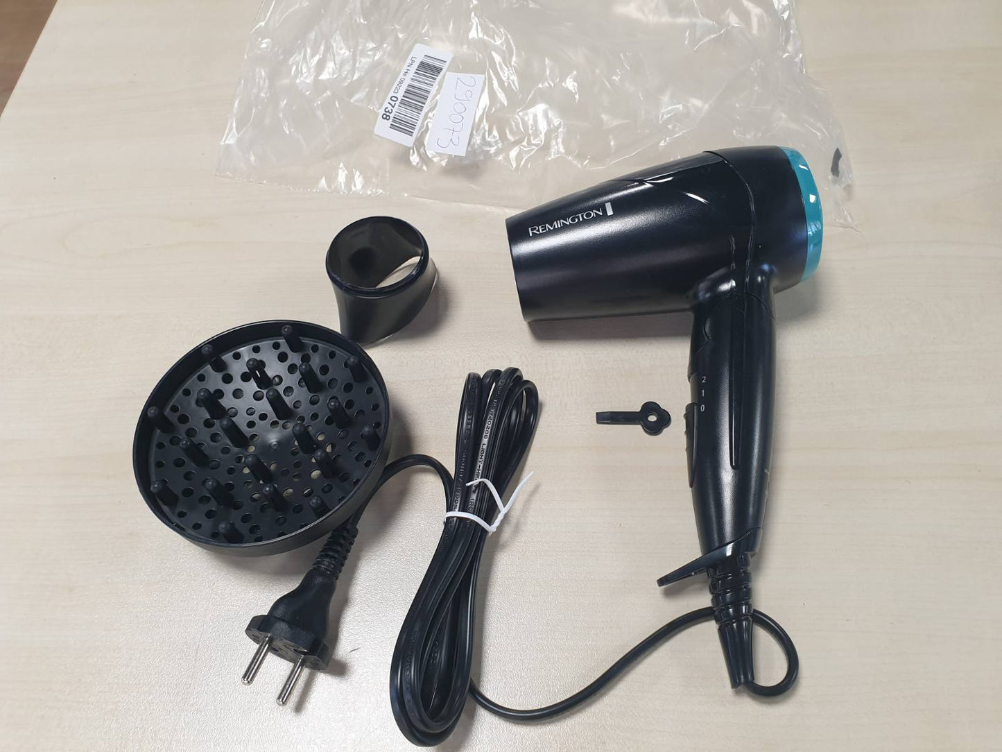 290073 - REMINGTON Tharëse flokësh D1500, 2000W, për në lëvizje, përshtatëse tensioni 120/220-240V, grykë stilimi dhe difuzor, 2 cilësime ngrohjeje dhe ventilatori
