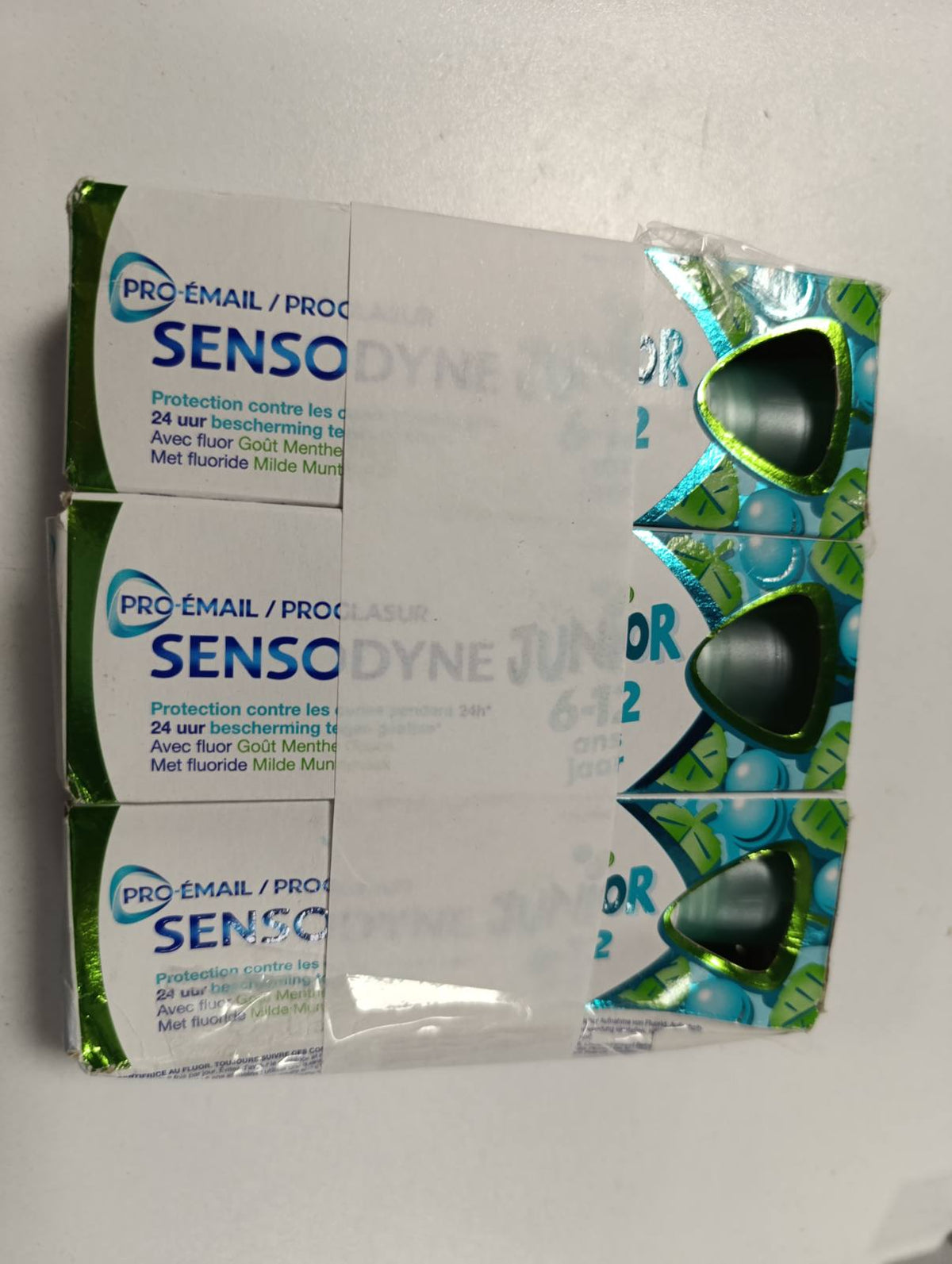 307990 - SENSODYNE Pastë dhëmbësh Pro-Enamel Junior për fëmijë - Mosha 6-12 vjeç - Mbrojtje 24-orëshe nga kariesi - Forcon butësisht smaltin - Shije e butë menteje - Pako me 3 x 50ml