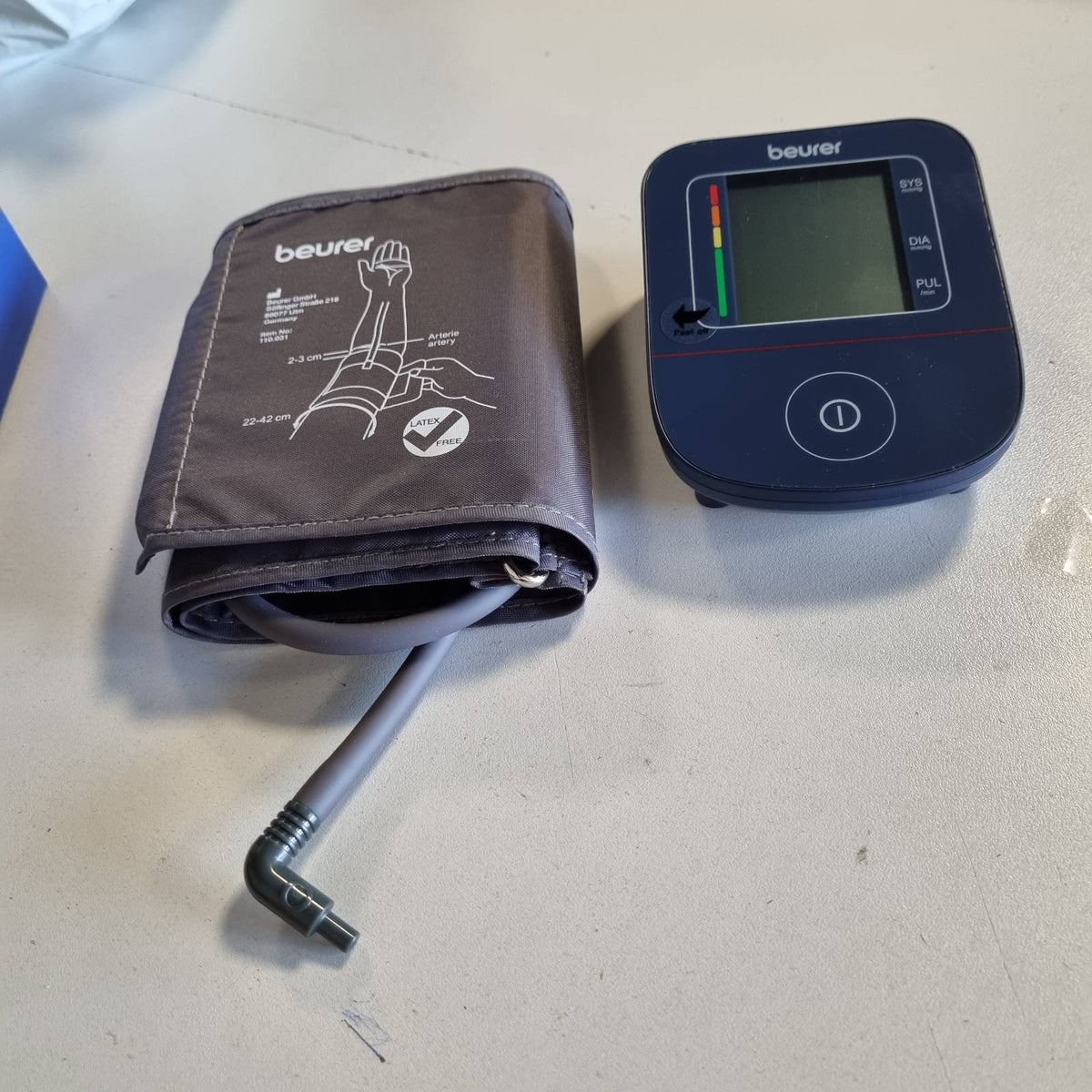 302140 - BEURER Monitor tensioni i gjakut BM 25 për krahun e sipërm, funksionim i thjeshtë me një buton, matje e saktë, zbulim i aritmisë, me port USB-C, manshetë, transferim të dhënash në Apple Health dhe aplikacione të ngjashme, blu