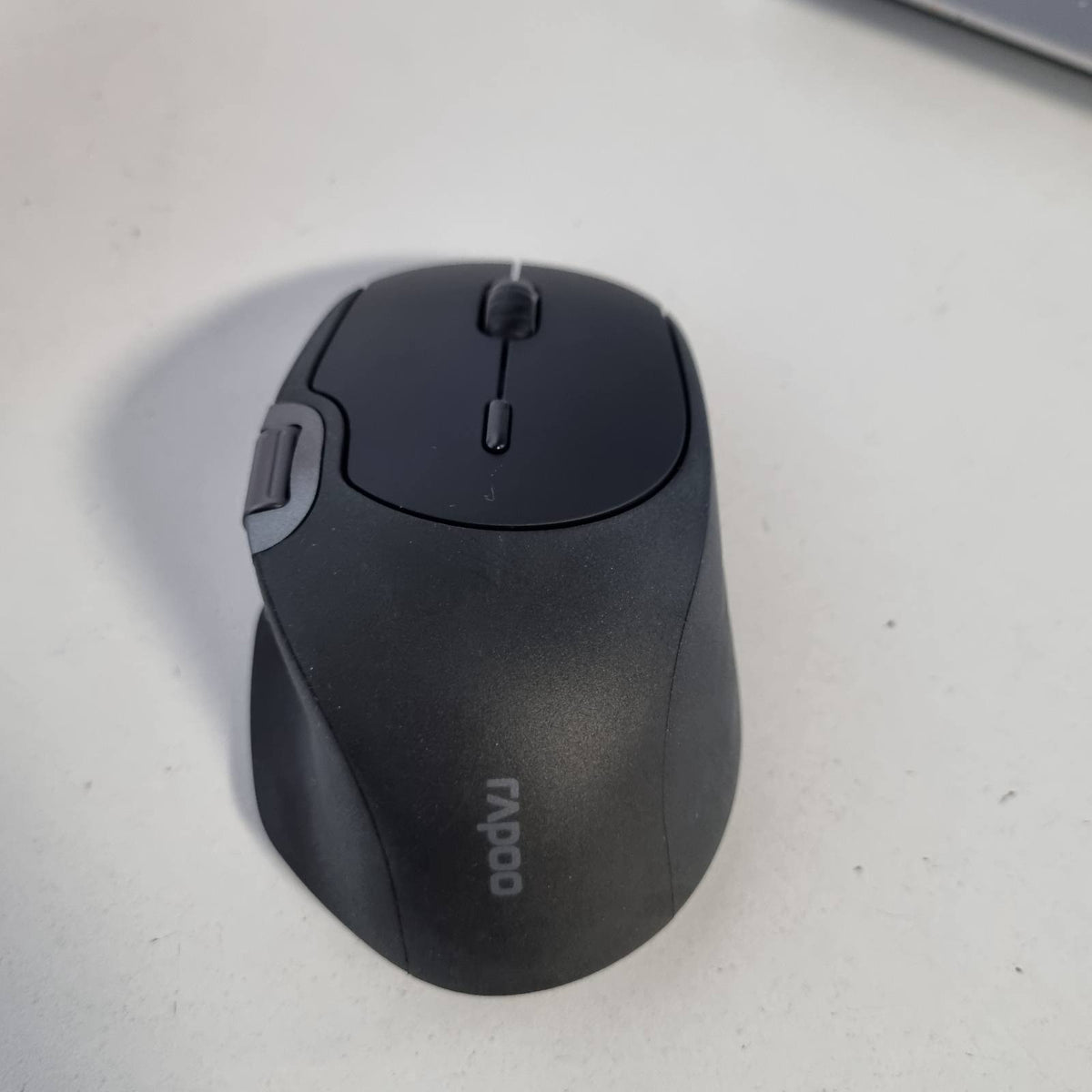 309888 - RAPOO Maus pa tel MT560, USB 2.4G dhe Bluetooth, deri në 4000 DPI, klikim i qetë, bateri e rikarikueshme, për PC dhe Mac, e zezë