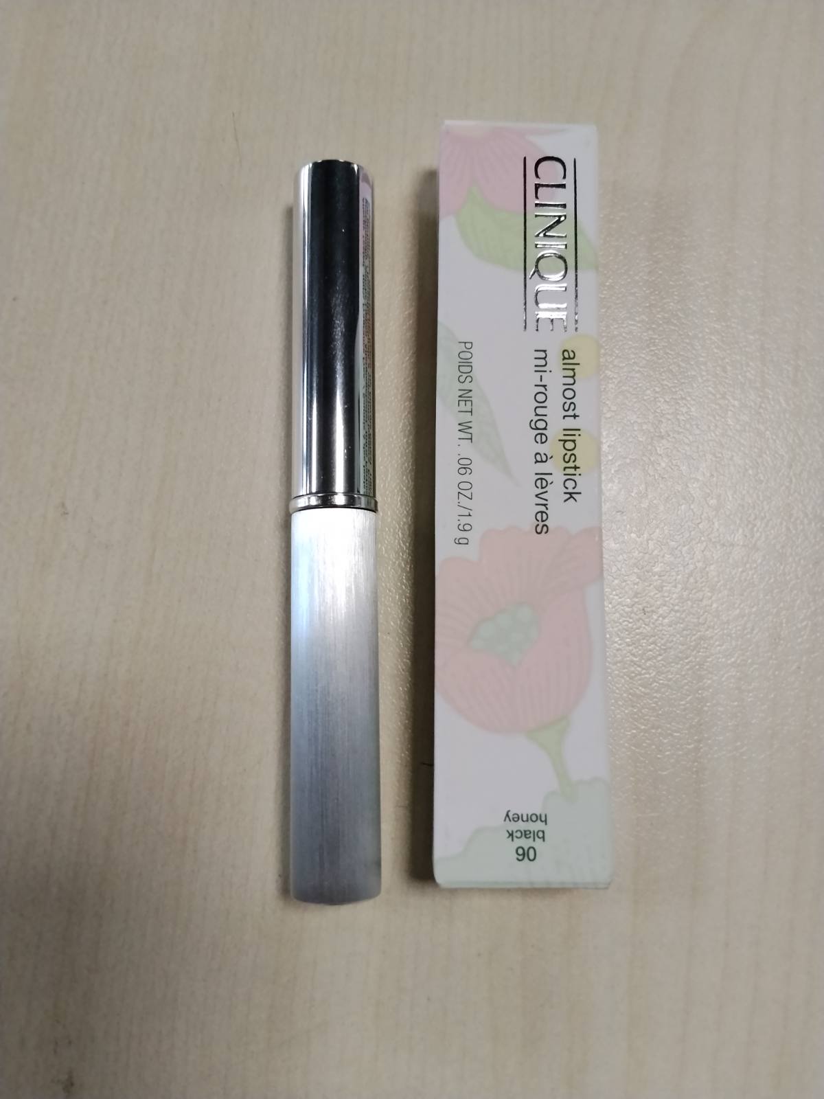321499 - CLINIQUE Almost Lipstick Black Honey, tekstura e një balsami buzësh me nuancë, transparent dhe ultra i lehtë