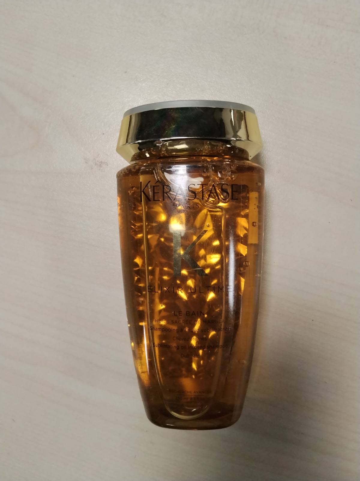 302104 - KÉRASTASE Elixir Ultime Shampo ushqyese për flokët, 250 ml, deri në 48 orë ushqim dhe shkëlqim, 9 herë më shumë shkëlqim, 96 orë veprim kundër fërkimit, për të gjitha llojet e flokëve