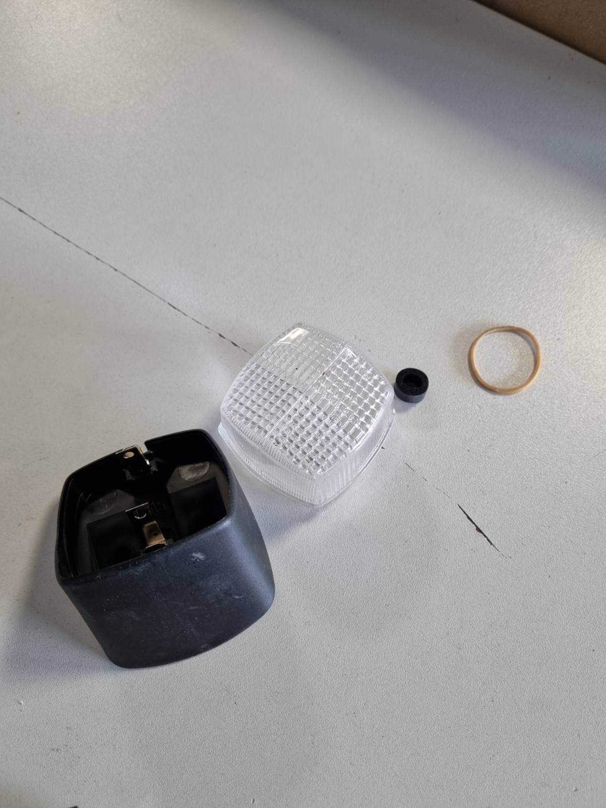 313911 - HELLA Dritë Pozicioni Halogjene 12V, Montim Sipërfaqësor/Lidhje me Fileto