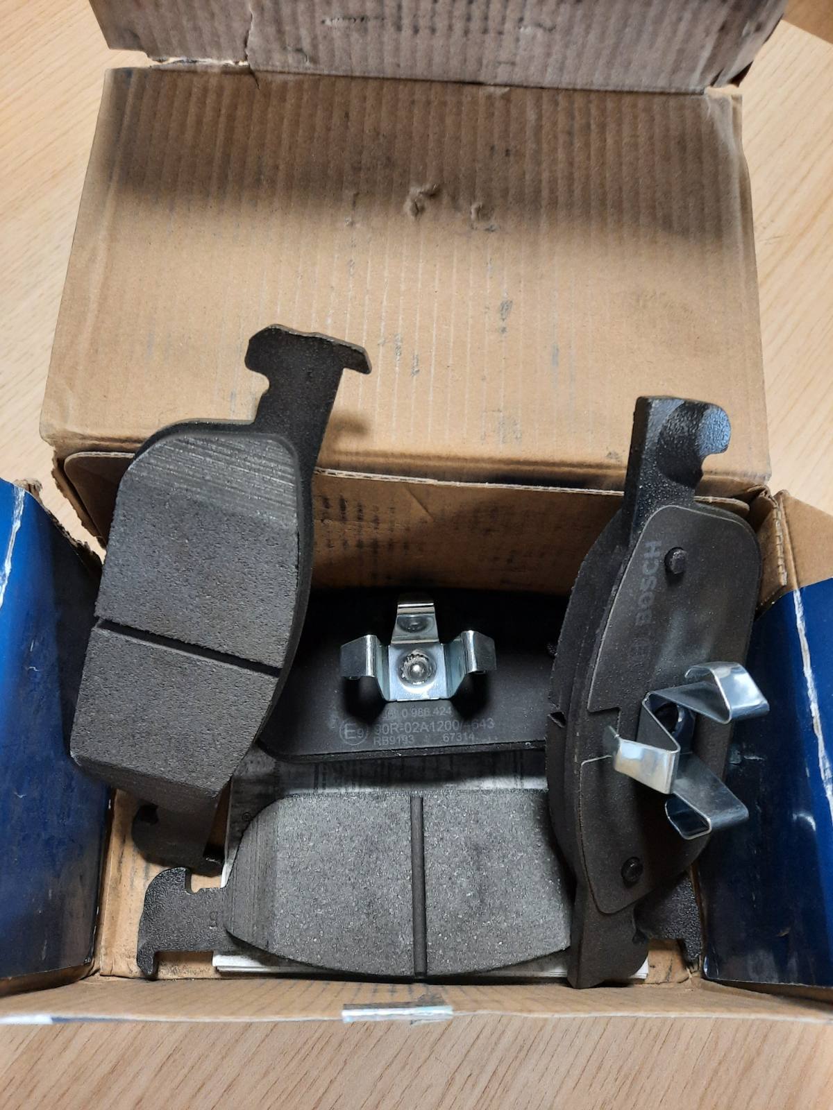 313569 - BOSCH Fletë frenash të përparme (set) 0986424021