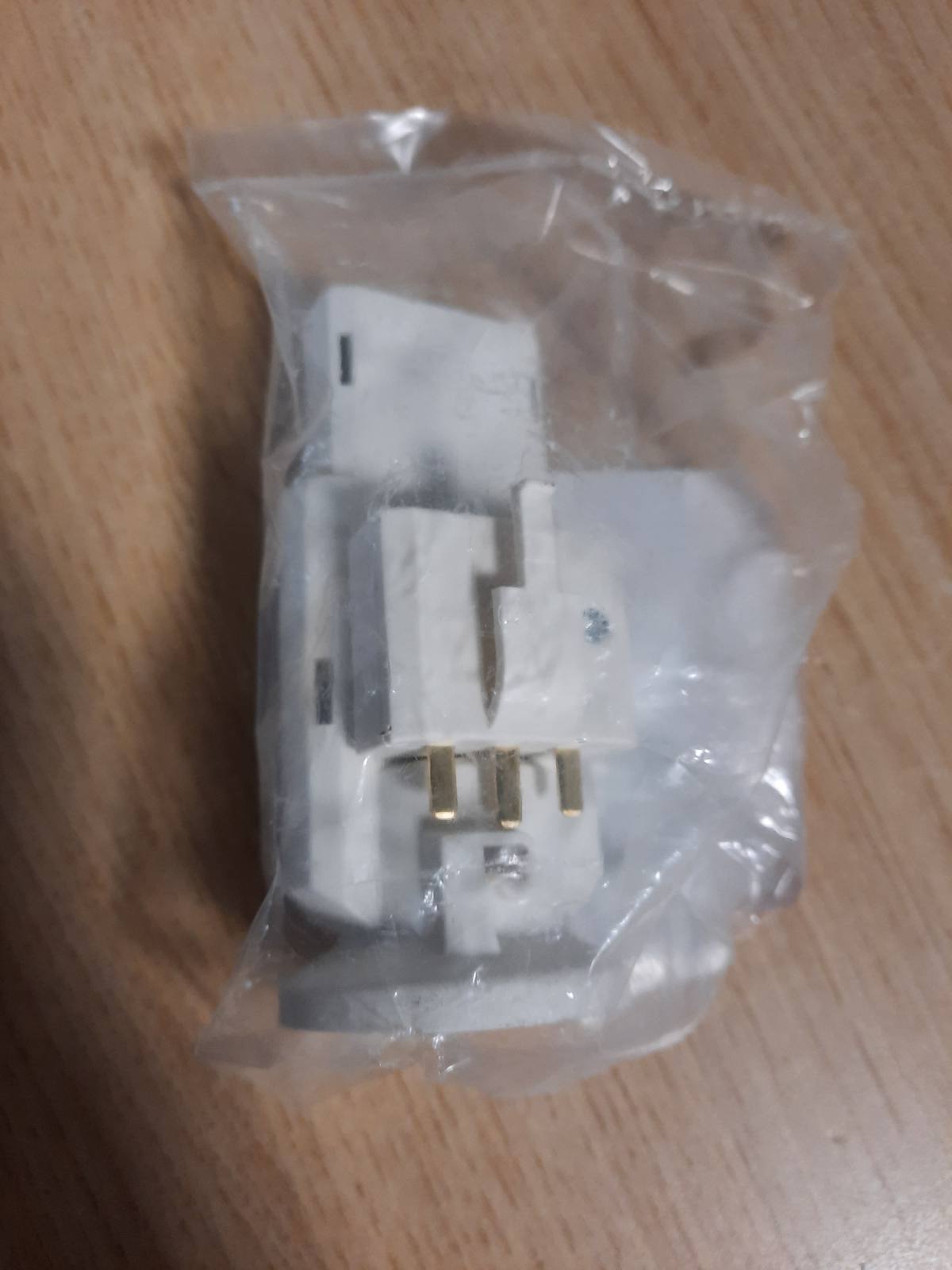 335657 - ZENITECH Mbajtëse llambë B22 me bajonetë DCL 2P+E 6A 250V