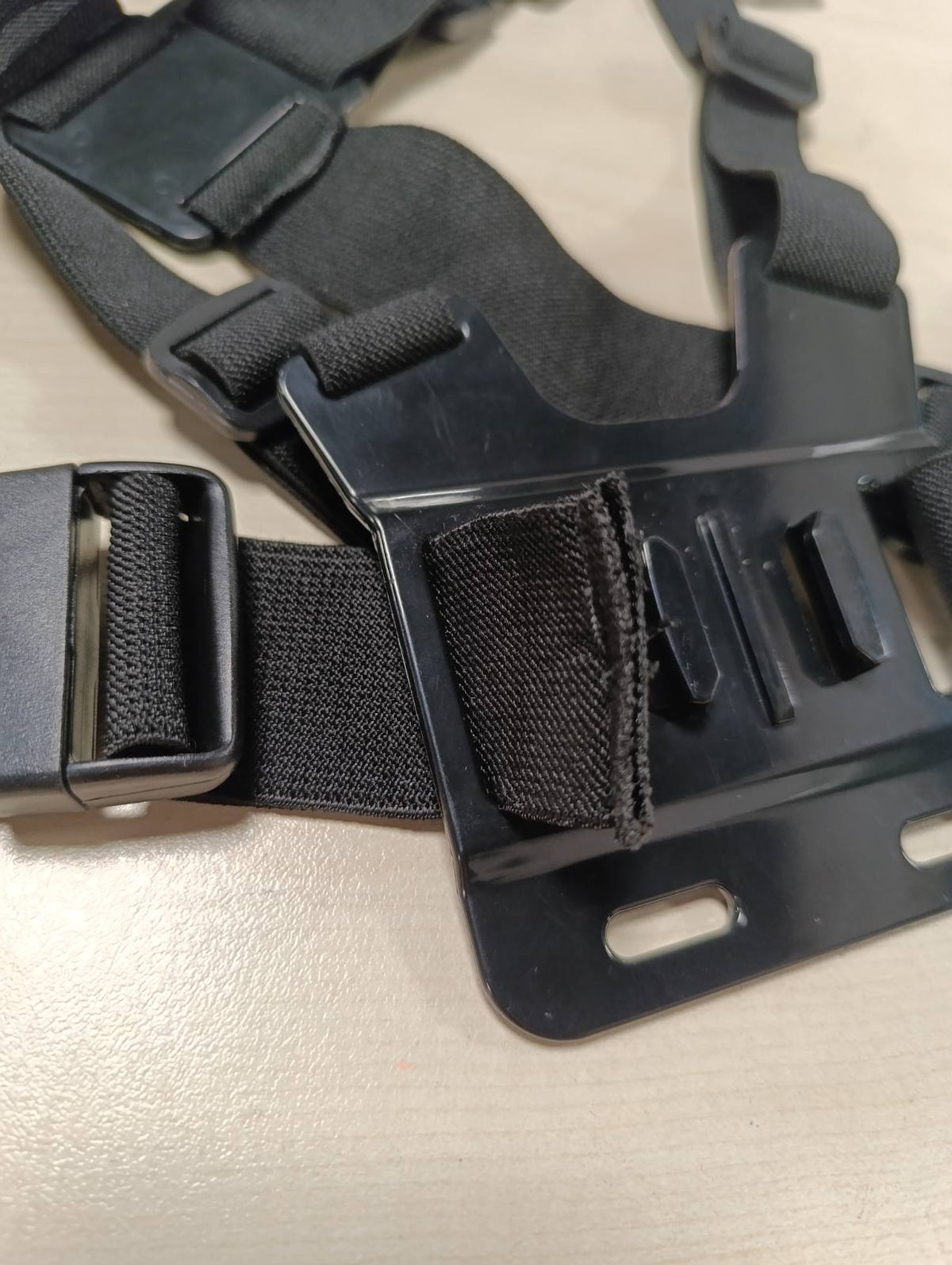 309204 - AMAZON BASICS Rrip i rregullueshëm i kraharorit për kamerat GoPro dhe ato të veprimit, i lehtë dhe i rehatshëm - i zi