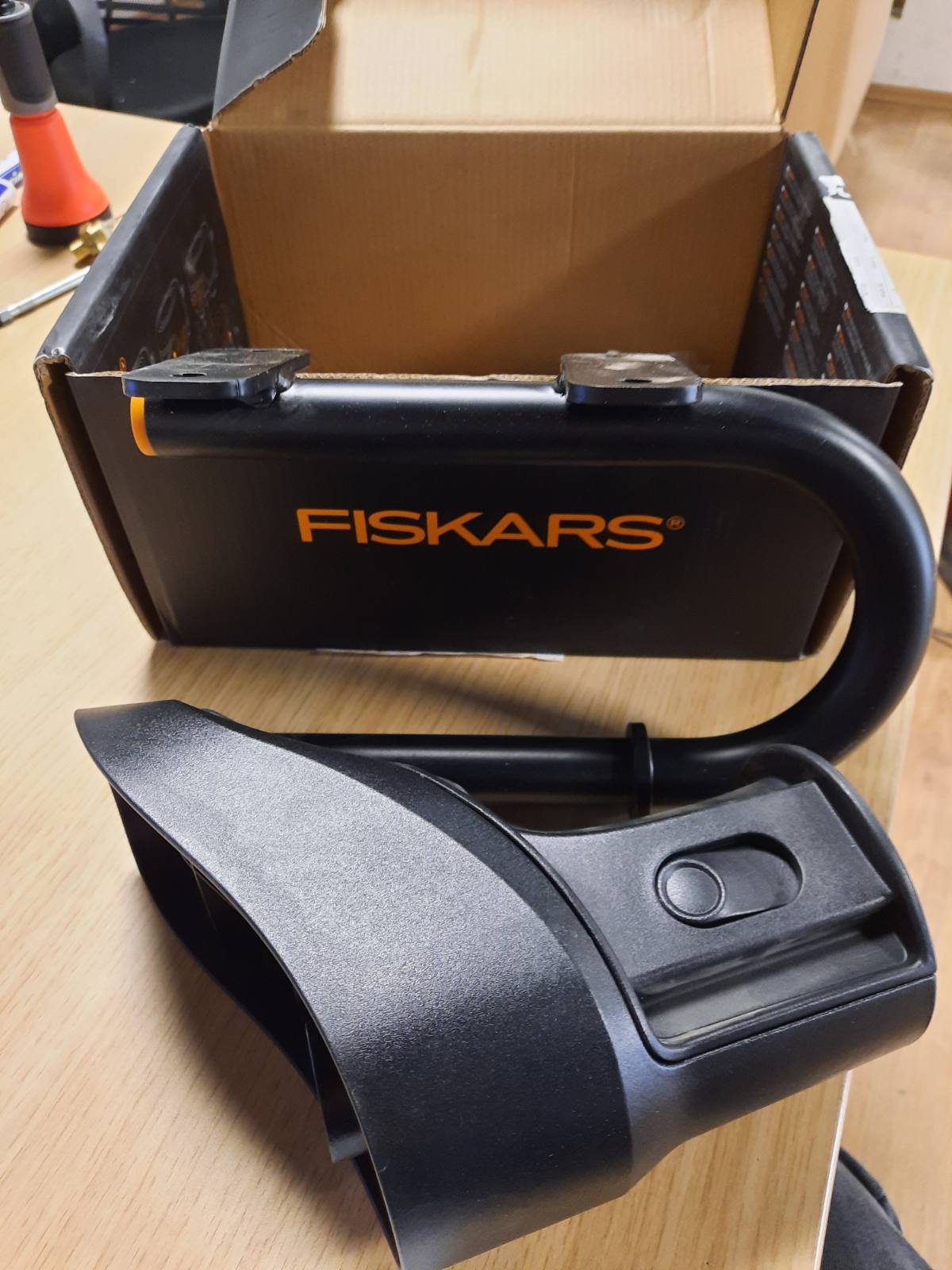 313216 - FISKARS XL | Montim në mur për bobinë tubi, E zezë/Portokalli, 1027095