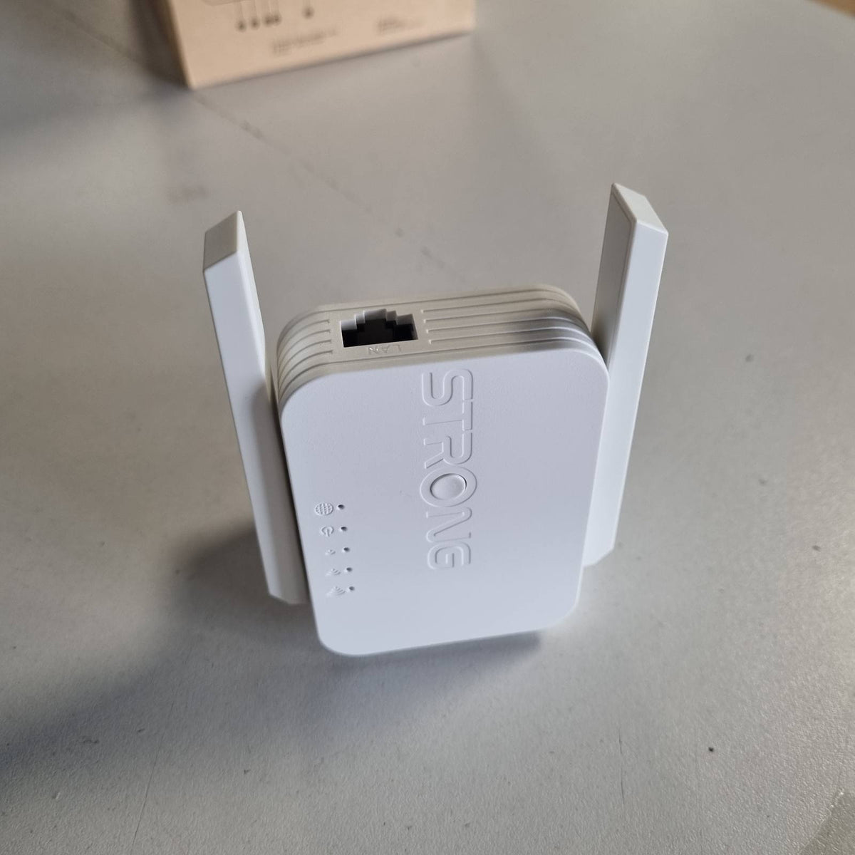 309066 - Amplifikator WiFi 300Mbit/s, për prizë elektrike, WPS, portë LAN, modalitet pike aksesi, i pajtueshëm me të gjithë ruterët